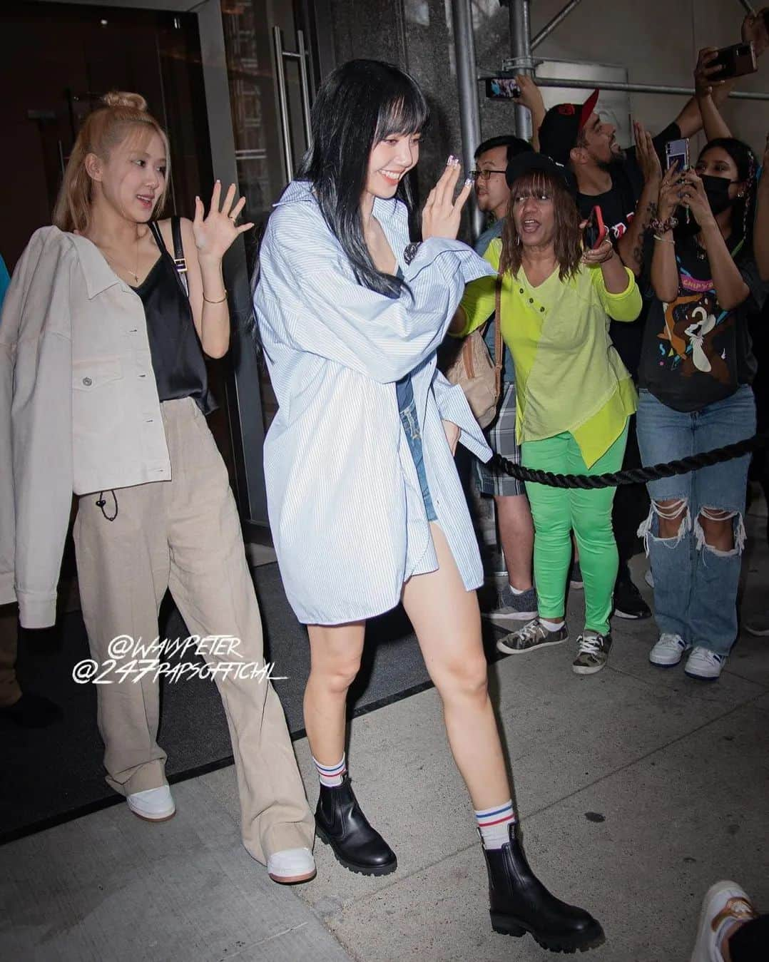 リサさんのインスタグラム写真 - (リサInstagram)「LISA and rosé was spotted in NYC  . . . #LISA #LALISA #리사 #블랙핑크 #BLACKPINK #LALISAMANOBAN #LALISAMANOBAL #blackpinklisa #lisablackpink」8月27日 8時30分 - lisa.blackpink