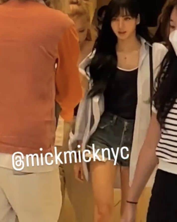 リサさんのインスタグラム写真 - (リサInstagram)「LISA and rosé was spotted in NYC  . . . #LISA #LALISA #리사 #블랙핑크 #BLACKPINK #LALISAMANOBAN #LALISAMANOBAL #blackpinklisa #lisablackpink」8月27日 8時30分 - lisa.blackpink