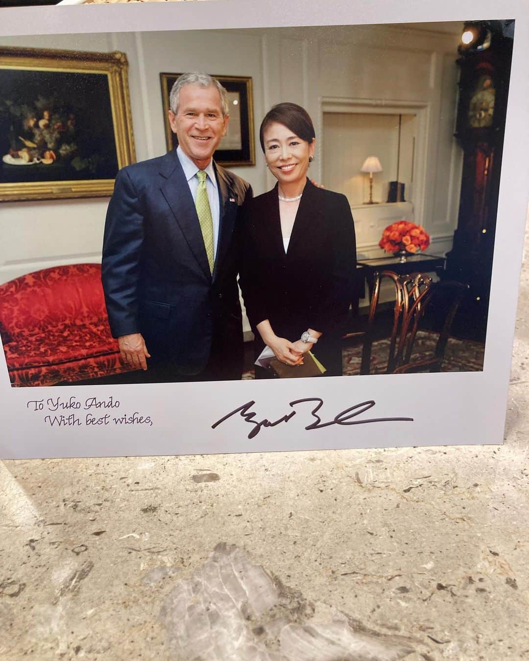 安藤優子さんのインスタグラム写真 - (安藤優子Instagram)「真剣勝負⁉️  デスクに溜まった書類を片付けていたら、ひょっこり出てきた写真。  2008年7月3日、ワシントンＤＣでの、ブッシュ大統領へのインタビュー取材の風景。  大統領取材はものすごく時間がタイトに決められていて、本当に真剣勝負（笑）  大統領と勝負してどーする⁉️っていう感じですが、ブッシュ(息子さん)大統領もそうですが、本当の意味での権力者は、絶対偉ぶらない。  取材をすると、必ずホワイトハウスのカメラがとらえた写真を、サイン入りで送ってくれます。  このあたりは、アメリカ独特のサービス精神だなと思います。  #ブッシュ大統領   #フレンチブルドッグ  #安藤優子」8月27日 10時05分 - yukoando0203