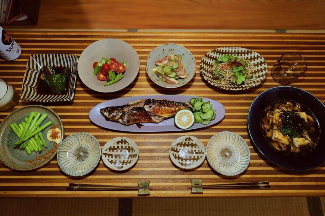 高山都さんのインスタグラム写真 - (高山都Instagram)「旅帰りの食卓は、だいぶその土地の匂わせ感強め。 空港までの道すがらで買った野菜や魚の加工品を早速使うし、思い出しながら器選びしたり。 そういえば、山陰のうつわがキッカケで、焼き物が好きになり、集め始めたんです。 今回の鳥取では #牧谷窯 の杉本さんにも久々に会えて、友人への誕生日プレゼントや我が家用にも。(新作のギザギザ模様) やっぱり、素敵だわぁー。 鳥取で買ってきた焼き鯖、モヤシとパクチー炒め、ピーマンと茄子の焼きびたし、揚げ出し豆腐、無花果とキュウリの胡麻和え、オクラとトマトの梅オイル和え、茹でアスパラ。 この日も居酒屋感強めでした。 #みやれゴハン #2022年8月24日」8月27日 10時48分 - miyare38