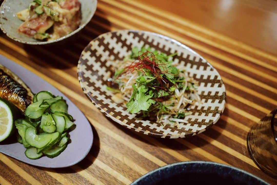 高山都さんのインスタグラム写真 - (高山都Instagram)「旅帰りの食卓は、だいぶその土地の匂わせ感強め。 空港までの道すがらで買った野菜や魚の加工品を早速使うし、思い出しながら器選びしたり。 そういえば、山陰のうつわがキッカケで、焼き物が好きになり、集め始めたんです。 今回の鳥取では #牧谷窯 の杉本さんにも久々に会えて、友人への誕生日プレゼントや我が家用にも。(新作のギザギザ模様) やっぱり、素敵だわぁー。 鳥取で買ってきた焼き鯖、モヤシとパクチー炒め、ピーマンと茄子の焼きびたし、揚げ出し豆腐、無花果とキュウリの胡麻和え、オクラとトマトの梅オイル和え、茹でアスパラ。 この日も居酒屋感強めでした。 #みやれゴハン #2022年8月24日」8月27日 10時48分 - miyare38