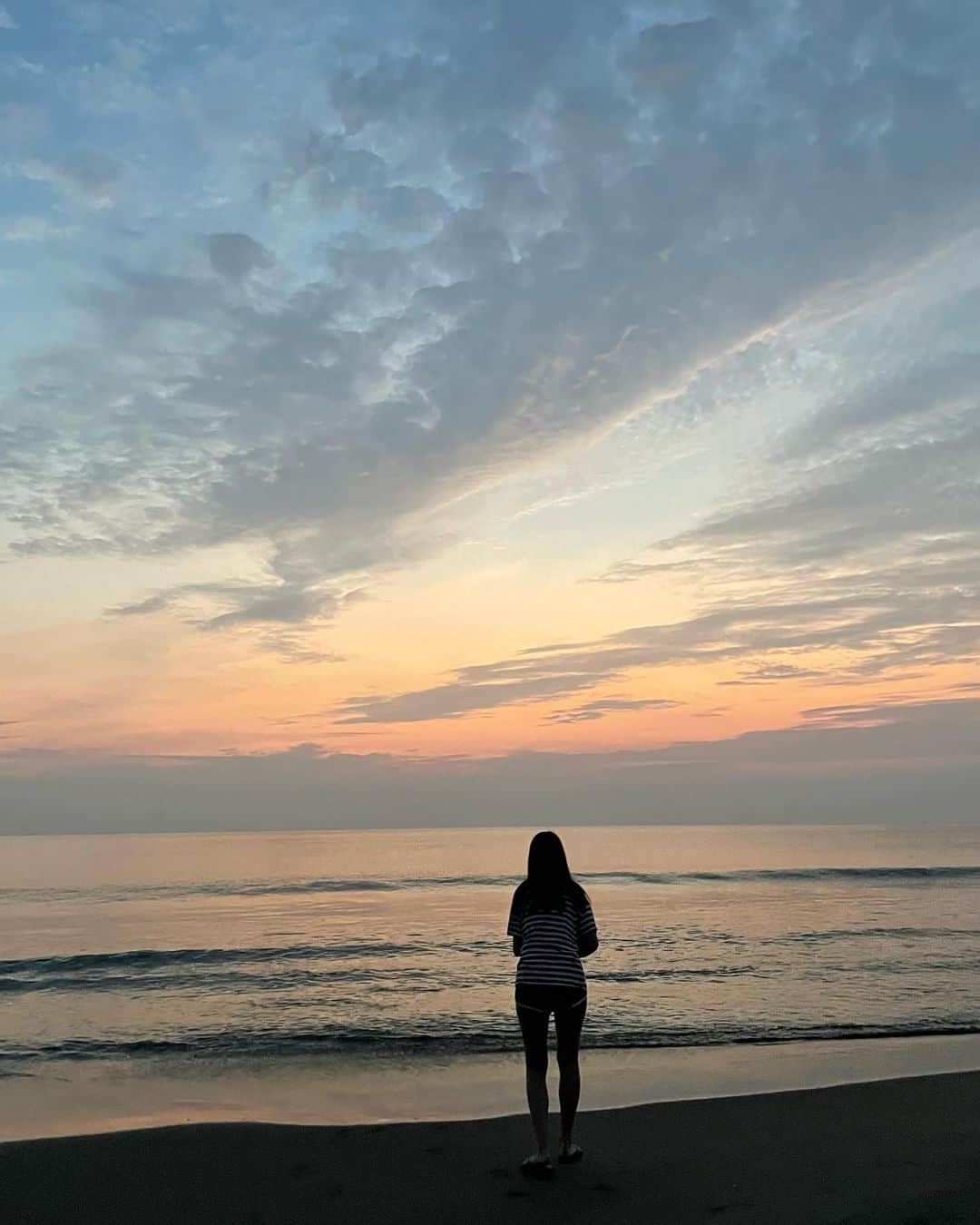 大口智恵美さんのインスタグラム写真 - (大口智恵美Instagram)「早く寝て朝4時起きで朝日を見に行きました🌅 日の出を見るのは初めての体験。 最初は赤い太陽が出てきて、その後キラキラの明るい光に変わってそれが海に反射して☀️ その景色がほんとに綺麗で、ずーっと見惚れてた🤍 このショートパンツ、旅行の時は必ず持って行ってるな🫶 #trip #summer」8月27日 12時31分 - chemiiiii