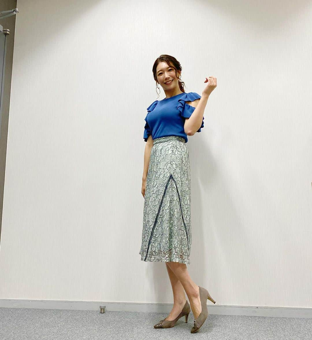 穂川果音さんのインスタグラム写真 - (穂川果音Instagram)「金曜アベプラ衣装👗  この週末の天気ですが、 今日は東日本、とくに関東北部や甲信地方で急な雨や雷雨にお気をつけください⚡️ 北日本も明日の朝にかけ雨に☔️ 西日本晴れて気温高いです☀️ 沖縄はスッキリしない天気に  👗東日本〜北日本の方は雨に濡れても乾きやすいレース素材のボトムスなどオススメです😊  tops→ @duras_official  #アベプラ　#気象予報士　#明日コレ着よコーデ　　#ほかのん #fashion #cordinate  　#ファッション #真夏日コーデ 　#fashion #cordinate #weatherreport #お天気コーデ 　　#8月コーデ　 　#アナウンサーコーデ　　#夏コーデ　#レーススカートコーデ 　#ワントーンコーデ  　#夏色コーデ　#お天気キャスター　#weatherforecast #お天気お姉さんコーデ 　#170センチコーデ」8月27日 12時42分 - hokawakanonn