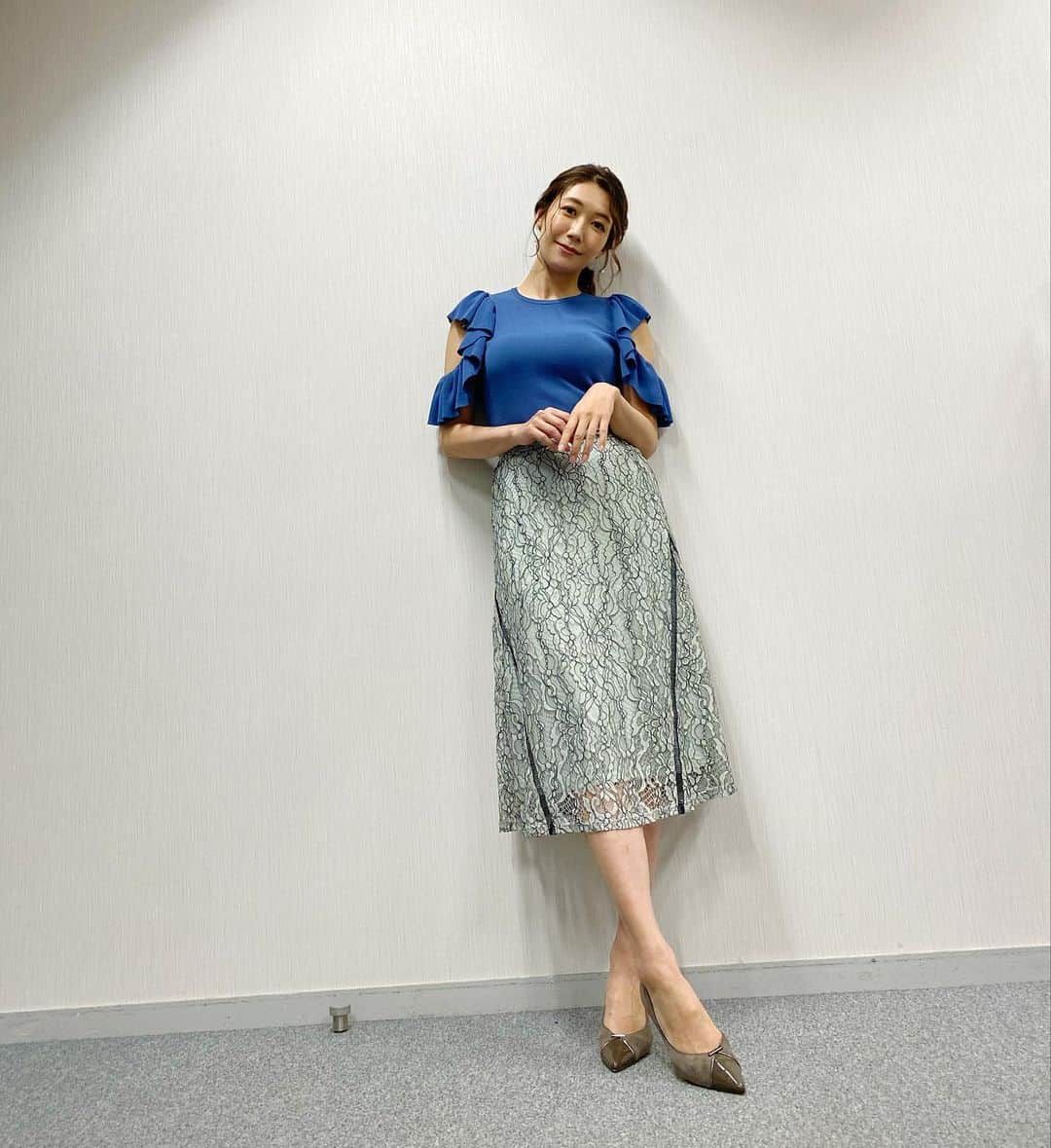 穂川果音さんのインスタグラム写真 - (穂川果音Instagram)「金曜アベプラ衣装👗  この週末の天気ですが、 今日は東日本、とくに関東北部や甲信地方で急な雨や雷雨にお気をつけください⚡️ 北日本も明日の朝にかけ雨に☔️ 西日本晴れて気温高いです☀️ 沖縄はスッキリしない天気に  👗東日本〜北日本の方は雨に濡れても乾きやすいレース素材のボトムスなどオススメです😊  tops→ @duras_official  #アベプラ　#気象予報士　#明日コレ着よコーデ　　#ほかのん #fashion #cordinate  　#ファッション #真夏日コーデ 　#fashion #cordinate #weatherreport #お天気コーデ 　　#8月コーデ　 　#アナウンサーコーデ　　#夏コーデ　#レーススカートコーデ 　#ワントーンコーデ  　#夏色コーデ　#お天気キャスター　#weatherforecast #お天気お姉さんコーデ 　#170センチコーデ」8月27日 12時42分 - hokawakanonn