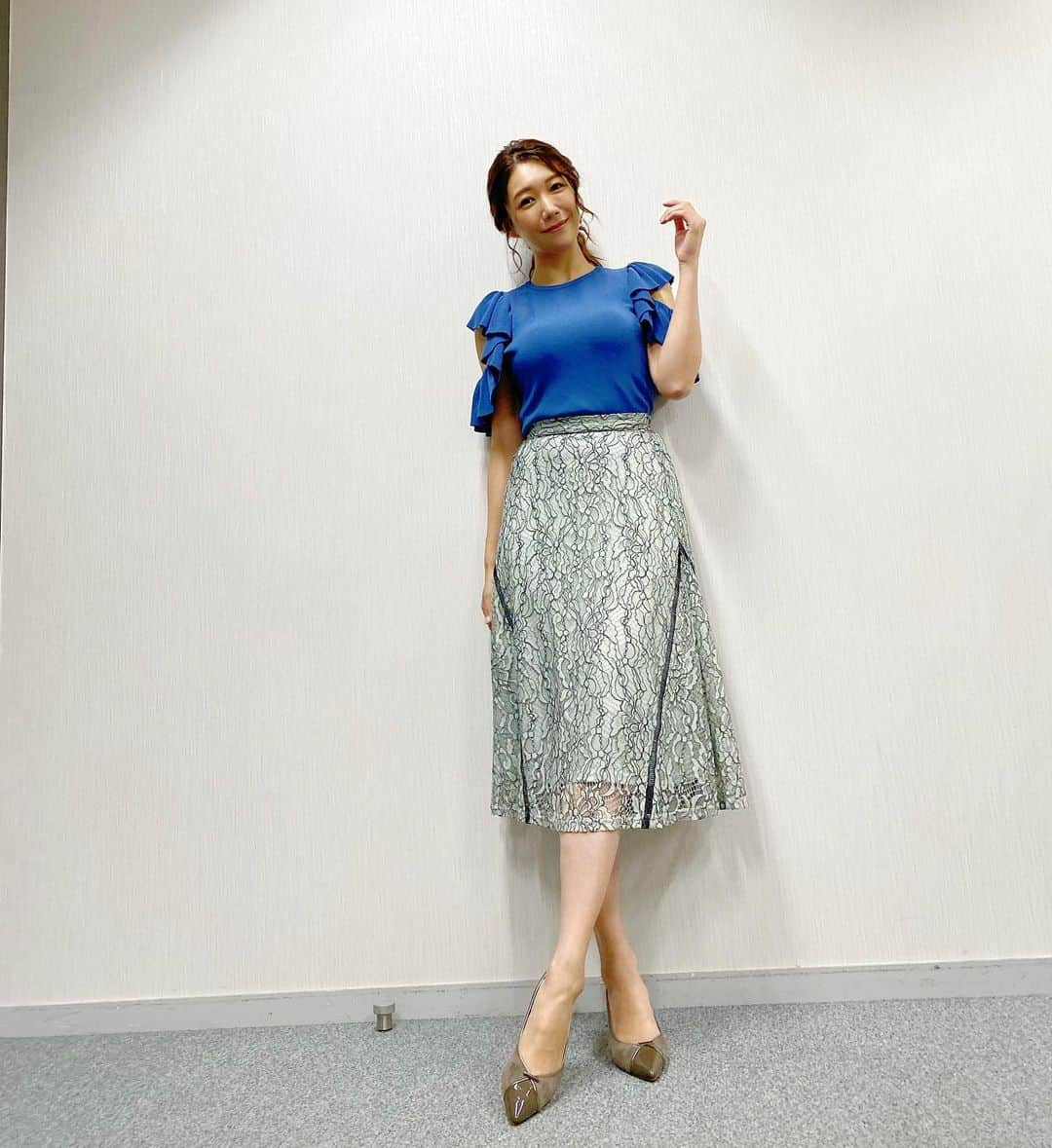 穂川果音さんのインスタグラム写真 - (穂川果音Instagram)「金曜アベプラ衣装👗  この週末の天気ですが、 今日は東日本、とくに関東北部や甲信地方で急な雨や雷雨にお気をつけください⚡️ 北日本も明日の朝にかけ雨に☔️ 西日本晴れて気温高いです☀️ 沖縄はスッキリしない天気に  👗東日本〜北日本の方は雨に濡れても乾きやすいレース素材のボトムスなどオススメです😊  tops→ @duras_official  #アベプラ　#気象予報士　#明日コレ着よコーデ　　#ほかのん #fashion #cordinate  　#ファッション #真夏日コーデ 　#fashion #cordinate #weatherreport #お天気コーデ 　　#8月コーデ　 　#アナウンサーコーデ　　#夏コーデ　#レーススカートコーデ 　#ワントーンコーデ  　#夏色コーデ　#お天気キャスター　#weatherforecast #お天気お姉さんコーデ 　#170センチコーデ」8月27日 12時42分 - hokawakanonn