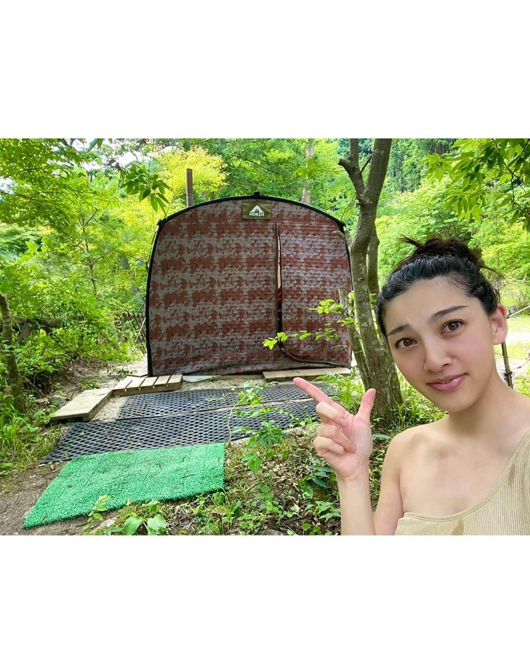 松野井雅（原紗央莉）さんのインスタグラム写真 - (松野井雅（原紗央莉）Instagram)「※時差投稿になりますが 今年の夏の思い出のひとつ🌲🌲🏞  山梨にゴルフしに行った帰りに 大月までアウトドアサウナしに行っちゃった〜☺️  テントサウナ110どくらいのモルジュマックスで汗をかき 夏でも大自然の川の水(水風呂)は14.15ど(私が行った日)くらいで冷たーーくて これまた川の水でキンッキンに冷やされたイオンウォーターとお水飲んだら 昇天した👼  川のせせらぎハンモックがまた涼しくて マイナスイオンたっぷりの森林浴しながらととのうの やはりサいこうだなぁ🏕  落ち着ける大好きな場所だ…  ▼金の森山荘 @kananomori_sansou   お世話になっているオーナーの金森さん✌️✌️ いつもありがとうございます!!!!  ・ ・ #金の森山荘 #山梨 #大月 #森林浴で癒される #川ダイブ #テントサウナ #アウトドアサウナ  #camp #サウナ遠征 #sauna #saunner #サウナ #サウナー  #löyly #ロウリュ #サ活 #サ旅 #サ飯 #サ道 #サウナイキタイ#サウナ女子 #ととのう #ととのった #サウナ好き #サウナ好きすぎ #サウナ好きと繋がりたい #サウナ好きな人と繋がりたい  #フィンランドサウナアンバサダー #finlandsaunaambassador #松野井雅サウナ部」8月27日 16時52分 - miyavimatsunoi