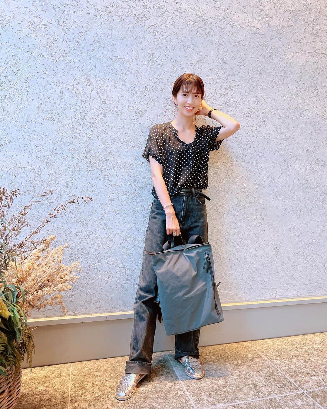 安田美沙子さんのインスタグラム写真 - (安田美沙子Instagram)「先日の京都のお仕事に、たっぷり 入るリュックを連れて行きました🤍  食材を買いだめしたけど、エコバッグ代わりにたっっぷり入りました❤️  丈夫で安心なコンブナイロン素材✨  背負ってもよし、手でさげてもよし、パソコンも保護出来て メンズライクな雰囲気がお気に入り💚  コラボのショルダーバッグも ミーティングを重ねています！ またお知らせしますっ❤️  @root_1887  #root1887 #bag #backpack #和ックパック　#ecobag #kyoto #trabel #大容量 #sponsored」8月27日 17時14分 - yasuda_misako