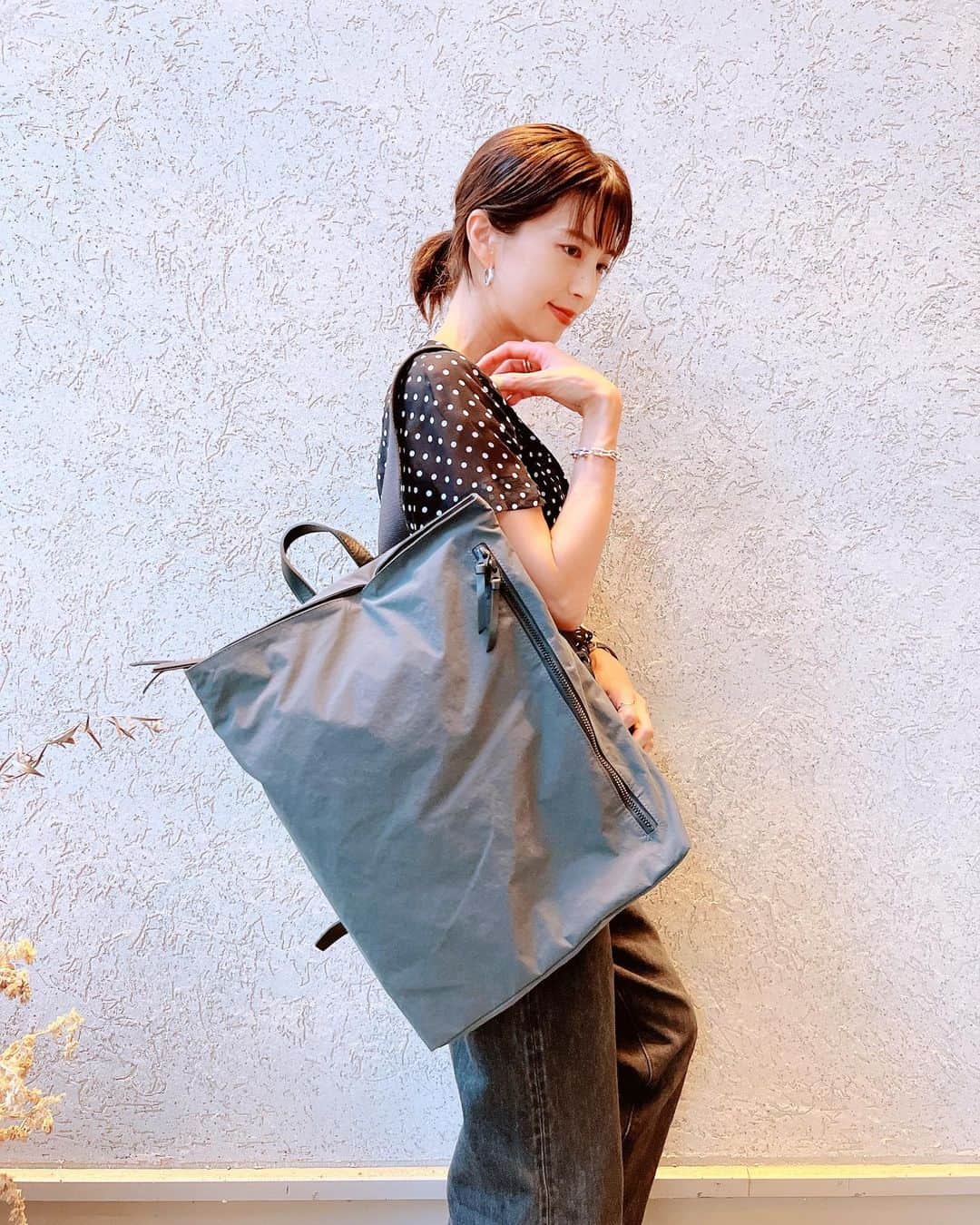 安田美沙子さんのインスタグラム写真 - (安田美沙子Instagram)「先日の京都のお仕事に、たっぷり 入るリュックを連れて行きました🤍  食材を買いだめしたけど、エコバッグ代わりにたっっぷり入りました❤️  丈夫で安心なコンブナイロン素材✨  背負ってもよし、手でさげてもよし、パソコンも保護出来て メンズライクな雰囲気がお気に入り💚  コラボのショルダーバッグも ミーティングを重ねています！ またお知らせしますっ❤️  @root_1887  #root1887 #bag #backpack #和ックパック　#ecobag #kyoto #trabel #大容量 #sponsored」8月27日 17時14分 - yasuda_misako
