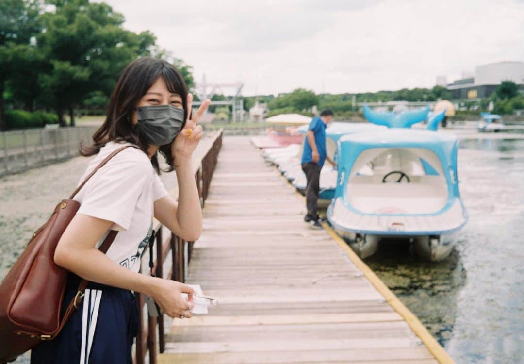 植田真梨恵さんのインスタグラム写真 - (植田真梨恵Instagram)「夏休みの思い出② 大塚紗英ちゃんが私にあいに！私に会いに！東京から来てくれた。私だけに会いに！ 弾丸大阪巡り、万博公園は暑すぎた。わたしがいちばんたのしかったのはカラオケ。さえちはおふぃだん歌ってくれた。それで初めてプロモ観た。わたしはミスチルのHANABI初めて歌った。まだまだ話し足りない。次は秋休みに会おう。会おうなさえち。 この日のカメラは全編フィルムで。さえちがフィルムカメラハマってそうだったので待ち合わせに持って行った。久しぶりに撮ったらピント甘すぎる。わたしのカメラはオリンパスTRIP35。フィルムはフジ100だね。 さえちが私を撮ってくれてるのは何だったっけ？ハーフでフィルムはロモだったね。 @o_t_s_u_k_a_s_a_e #olympustrip35」8月27日 17時14分 - u_e_d_a_m_a_r_i_e