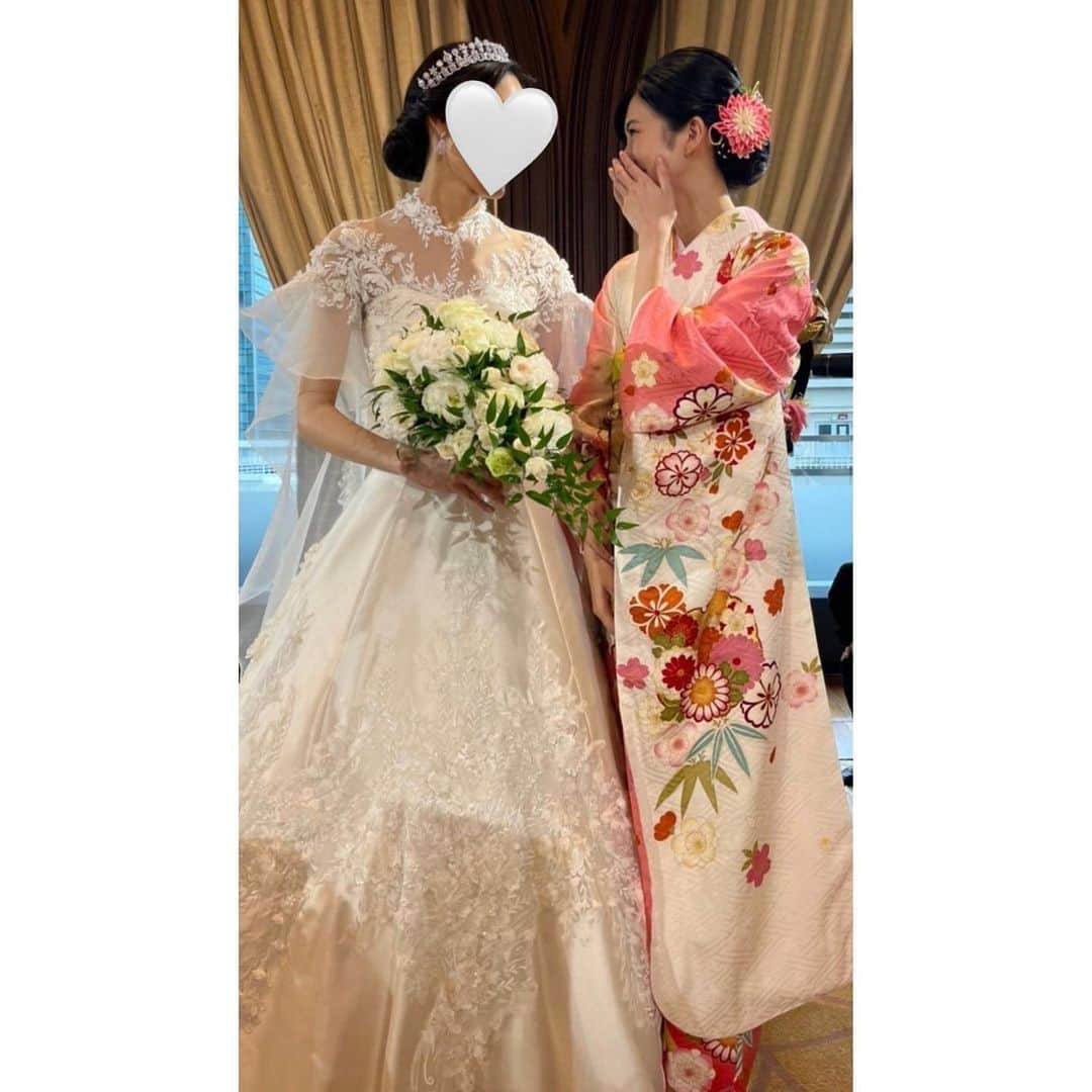 大島璃音さんのインスタグラム写真 - (大島璃音Instagram)「少し前の話になりますが、、 姉の結婚式がありました⛪️👰🏻‍♀️  結婚式の前から感極まって泣いていたんですが、サプライズで妹からメッセージなどという光栄な場を設けて頂き、皆の前で号泣しました🥲  本当に素敵な式で、姉のウェディングドレス姿が本物のお姫様のように美しかったです👸🏻✨👏🏻  そして、この大切な式に姉の振袖を着て出ることが出来て本当によかったです🌸  私が姉に出来ることは少ないですが、姉の幸せを誰よりも願っております。 姉妹の愛、永遠です🫶🏻  #結婚式 #東京會舘  #東京會舘ウェディング」8月27日 18時15分 - rinon_ohshima