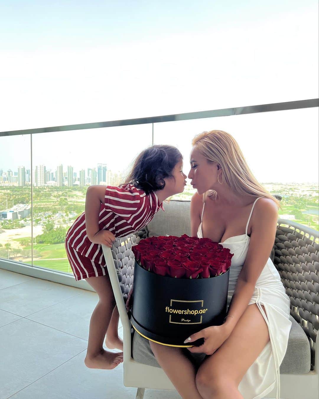MALIAさんのインスタグラム写真 - (MALIAInstagram)「𝐓𝐡𝐚𝐧𝐤 𝐲𝐨𝐮🥀🖤 Dubaiに到着した次の日にお友達から お手紙付きの大きくて素敵な薔薇が届きました🥺‼︎ ⁡ 遠くにいてもこれからもずっとお友達だよ♥️ 突然のピンポンにも驚いたけどそれより 重さに驚いた😂こんな重い薔薇はじめて😂 ⁡ #ありがとう♥️ #🌹🌹🌹🌹🌹🌹🌹🌹🌹🌹」8月27日 18時29分 - maliarehman