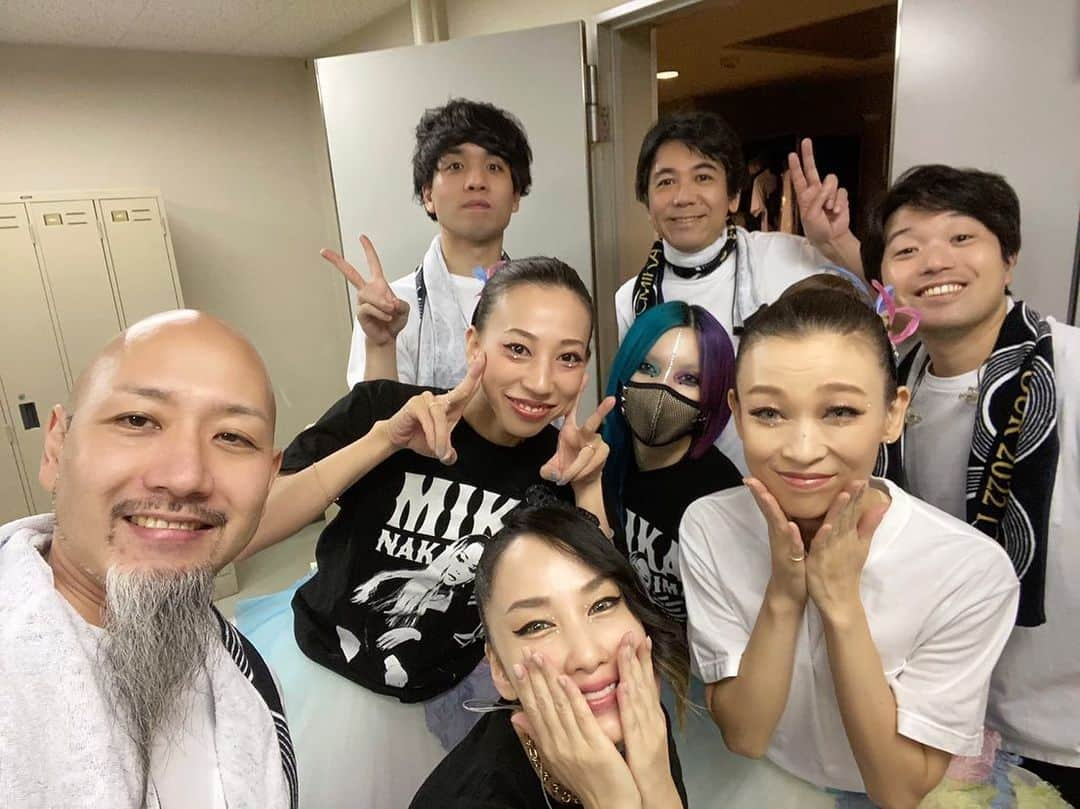 中島美嘉さんのインスタグラム写真 - (中島美嘉Instagram)「. 長野！！ また幸せな ライブでした！ 皆様の拍手に 感動！ ありがとう ございました！  1枚目→#ギター #馬谷勇 が撮りました 2枚目→#私 #変顔 お願いしたら #万葉 が本気すぎて拍手 素晴らしい 愉快な仲間達です  #mikanakashimaconcerttour  #2022 #I #長野」8月27日 20時32分 - mikanakashima_official