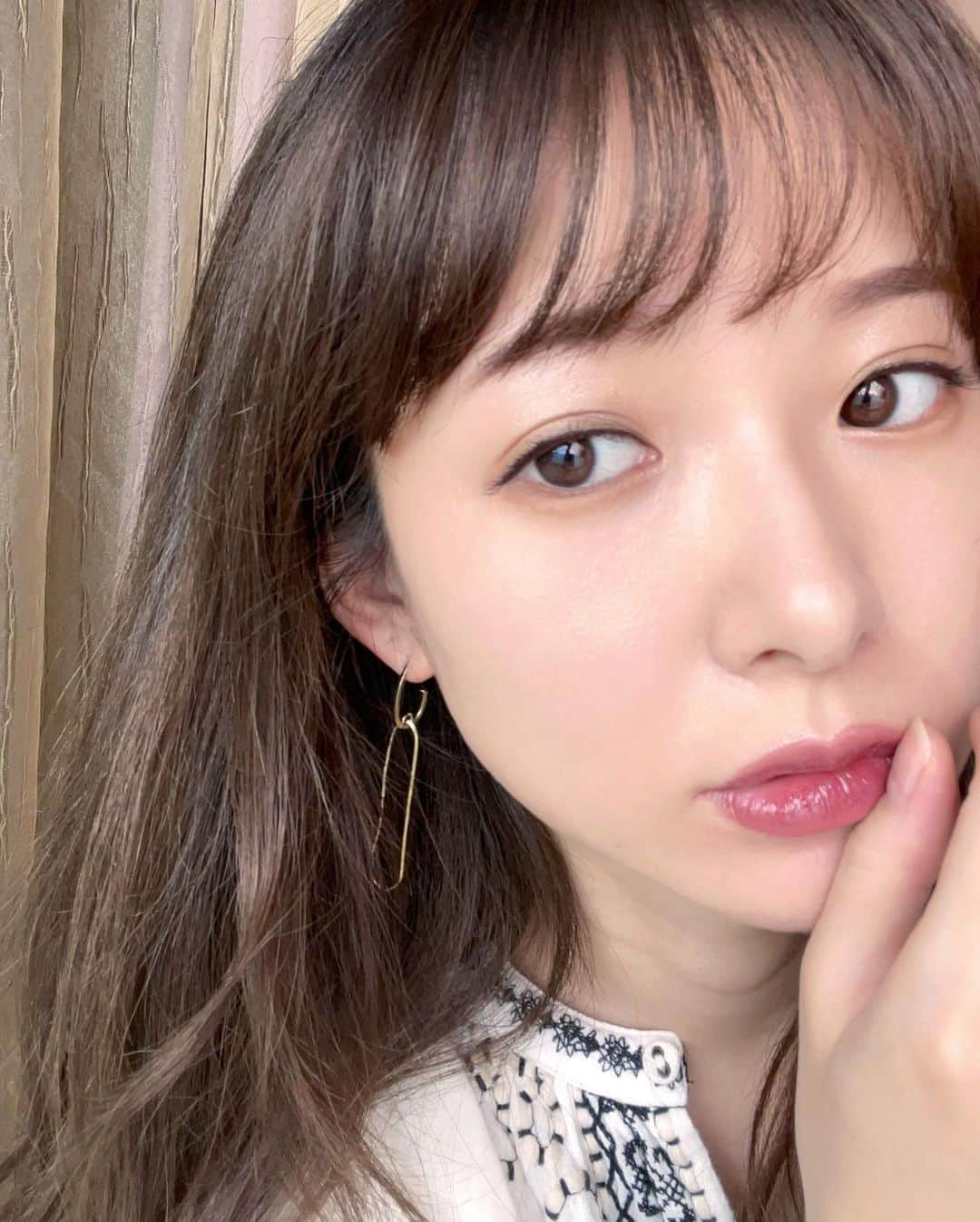 西川瑞希（みずきてぃ）さんのインスタグラム写真 - (西川瑞希（みずきてぃ）Instagram)「Today's Make Up//目元はまつ毛は上げずに色味はヌーディに、リップは深めカラーでツヤッと、ポイントにしてみたよ💋  @fujiko_brand ✴︎足しパレ/04 彫り深ヌード 光と影 (大人気の足しパレの新作が9/17に発売♡今回はハイ&ローライトパレットでヌーディなのに盛れちゃう色味展開！左はツヤッと濡れた様な質感で、真ん中２つのラメはしっとり仕上がって重ね付けにぴったり！右の絶妙ブラウンはサッと塗るだけで簡単に自然な陰影がつくれて◎)  @rimmellondon_jp ✴︎ラスティングフィニッシュ ティントリップ 006 (ダークでお洒落なプラムカラー♡新作の発表会で見た時にも"かわいい！"と一目惚れ！ほんのりシアーでツヤツヤっとするのに落ちないところも嬉しい//発色もばっちり！)  @amplitudebeauty ✴︎コンスピキュアス リップグロス 10 モーヴピンク (重ね付けにかわいくてお気に入りのくすみグロス。濃いめのリップカラーに唇の真ん中だけポイントで塗ったり、ナチュラルカラーに全体たっぷりのせてぷるっと仕上げたり♡)  #mizukitotalbeauty #makeup #beauty #cosmetics #new #秋メイク #新作コスメ #リップ #アイシャドウ #メイク #コスメ紹介」8月27日 21時22分 - mizuki_nishikawa_