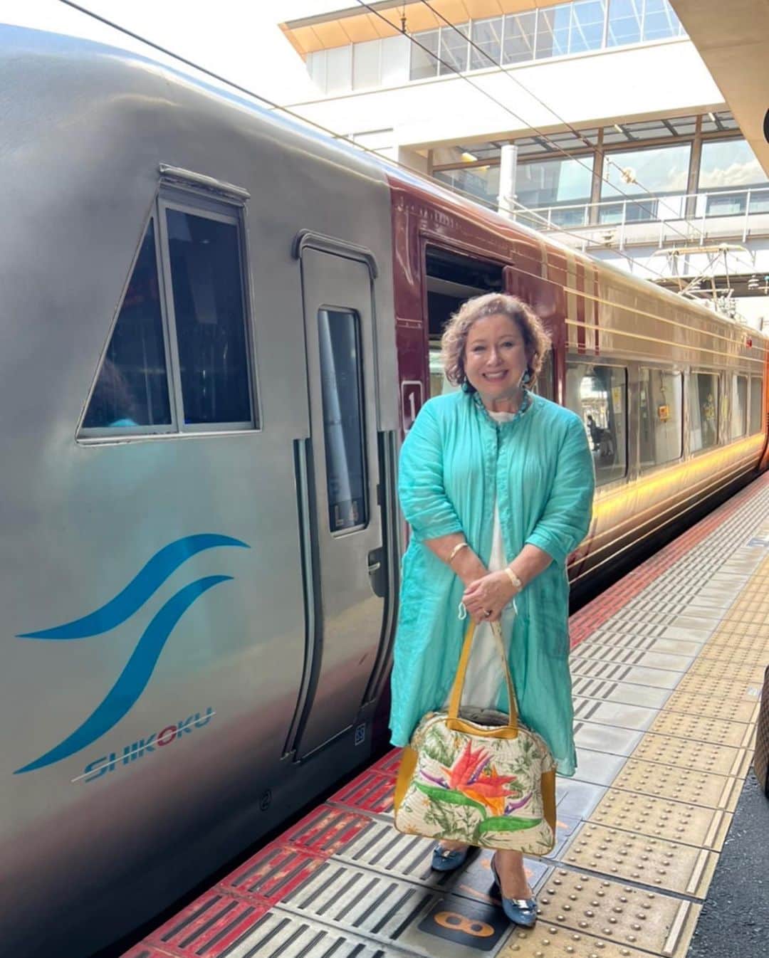 キャシー中島さんのインスタグラム写真 - (キャシー中島Instagram)「* 新幹線に乗って🚄岡山まで行き、そこから「しおかぜ」に乗り換え今治に向かっています。 明日、今治のタオル美術館でトークショーをします。  岡山駅でかわいい電車みっけ💕💕💕 桜色の電車です❣️  でも私が乗るのはこちら！ #しおかぜ です。 夏休みが終わりに近づいているからかしら新幹線はとても空いていました。 しおかぜ号は年配の方が大勢乗っていました。 そういう私も年配さんですが❣️  瀬戸大橋を渡る時、瀬戸内海の美しいこと❣️ 見惚れてしまいました。 夕方には今治に着きます。  そんな頃、勝野パパは旅番組のロケで島根県隠岐島に行ってます。 久しぶりにプロペラ機に乗ってご機嫌さんですね❤️  今治のホテルにチェックインしました。 今治国際ホテル、今治に来た時は必ずここに泊まります。 温泉もあって、スタッフの方たちも、おかえりなさいって言ってくれて❤️居心地のいいホテルです❣️  今治の街を見渡せる部屋でチクチクしています。  明日は11：30からタオル美術館でトークショー‼️ がんばります❤️  パパは隠岐島で撮影中。  素敵なところね！ まるで蝋燭か灯台のように見える島ね‼️ とっても美しいわ❣️  去年はこの番組で一緒に鹿児島に行ったわね❣️  撮影頑張ってくださいませ♪  チクチクタイムがハッピーな私です❤️❤️❤️」8月27日 21時33分 - official_kathynakajima