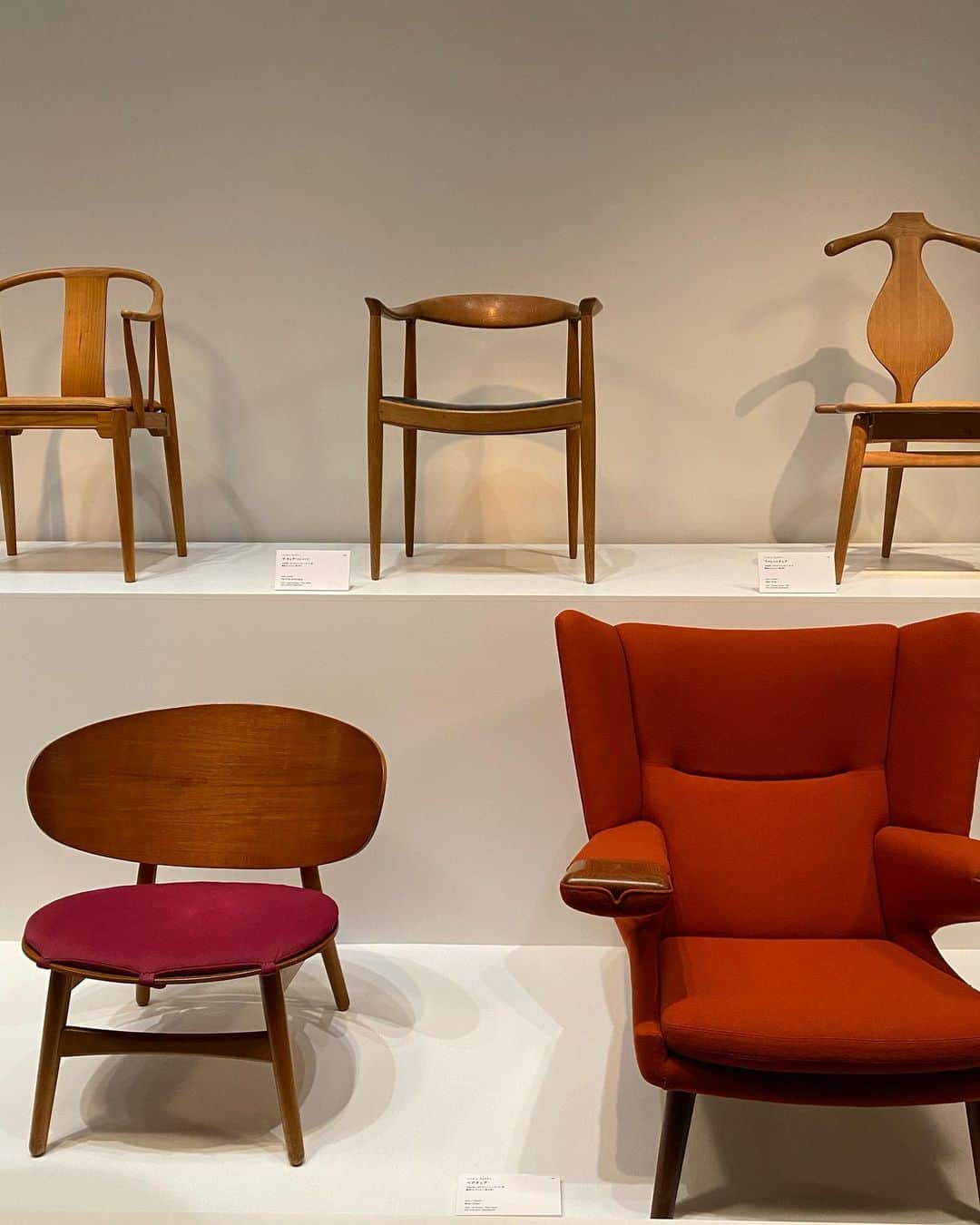 鈴木保奈美さんのインスタグラム写真 - (鈴木保奈美Instagram)「上野へ北欧の椅子を観に行く。 古い写真のフィン・ユールさんの座り方がたまらない。アタシとおんなじ… あの椅子もこの椅子も欲しすぎる。興奮してソフトクリームのせコーヒーゼリーを食べたのであった。  #フィンユールとデンマークの椅子  #東京都美術館」8月27日 21時53分 - honamisuzukiofficial