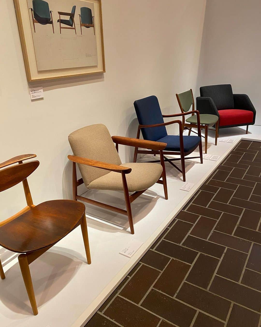 鈴木保奈美さんのインスタグラム写真 - (鈴木保奈美Instagram)「上野へ北欧の椅子を観に行く。 古い写真のフィン・ユールさんの座り方がたまらない。アタシとおんなじ… あの椅子もこの椅子も欲しすぎる。興奮してソフトクリームのせコーヒーゼリーを食べたのであった。  #フィンユールとデンマークの椅子  #東京都美術館」8月27日 21時53分 - honamisuzukiofficial