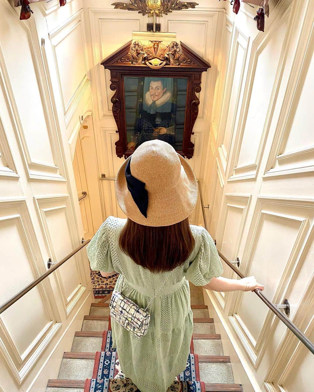 竹内渉さんのインスタグラム写真 - (竹内渉Instagram)「プラトン装飾美術館で1番有名なこの階段ショット（1枚目）🤤💓少し照れくさかったけど、撮ってみました😆💦 萌黄の館もこのワンピの色とぴったりでテンション上がった😍10年ぶりくらいに北野異人館街へ行ったけど、やっぱり大好き🥹💓改めてまた時間をかけて行きたいなぁ🤤❤️‍🔥  👒 @tomorrowland_jp  👗 made in Korea 👜 @chanelofficial」8月27日 22時11分 - ayumu_takeuchi