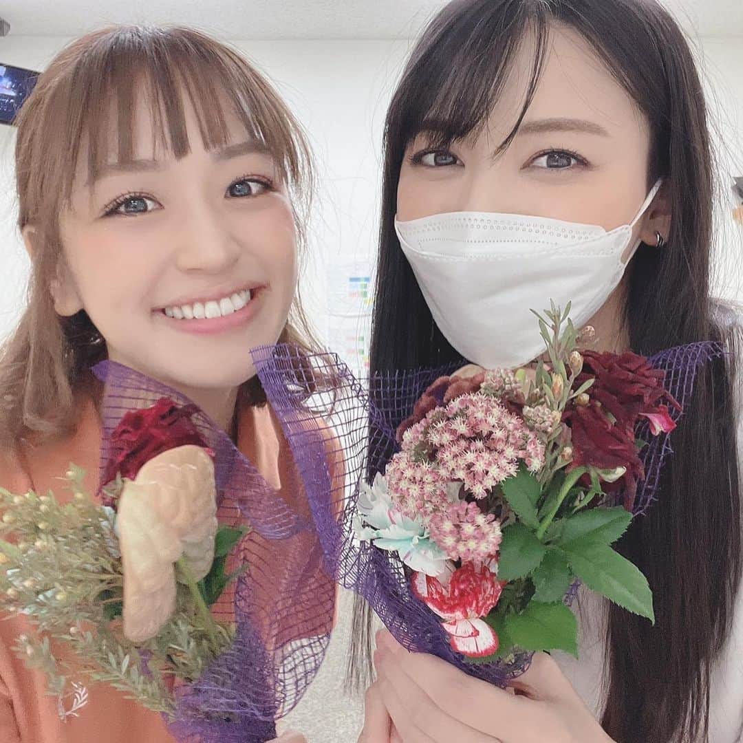 矢島舞美さんのインスタグラム写真 - (矢島舞美Instagram)「. 本日もミュージカル『ざんねんないきもの事典〜いきものたちの逆襲〜』へご来場、応援誠にありがとうございました♡ . ついに明日で千穐楽🥲 ここまで無事に駆け抜けて来られたことに感謝です。 最終日も、たくさんの笑顔に会えるように、キャスト・スタッフ一同、全力でお届けします✊✨ 劇場でお会いしましょう😊✨ . . 今日の写真は、菜摘さんのお客様から『キャストの皆さんへ』と、いただいた、ブーケ💐 とってもオシャレで可愛くて感動です😭♡お家に飾らせていただきます♪ありがとうございます😭💐 . . #ミュージカル#ざんねんないきもの事典#池袋あうるすぽっと #矢島舞美」8月27日 23時00分 - maimiyajima_official_uf