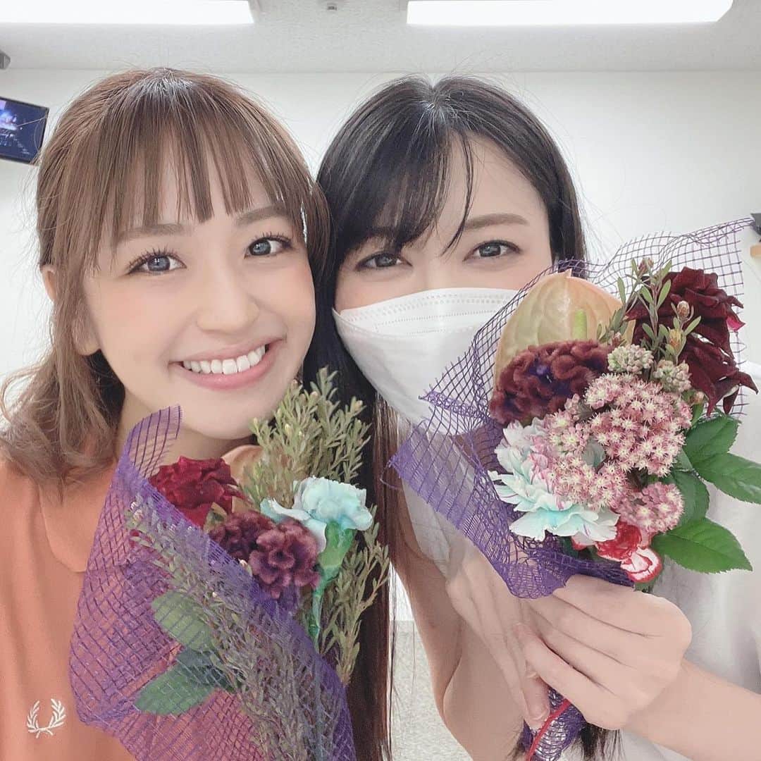 矢島舞美さんのインスタグラム写真 - (矢島舞美Instagram)「. 本日もミュージカル『ざんねんないきもの事典〜いきものたちの逆襲〜』へご来場、応援誠にありがとうございました♡ . ついに明日で千穐楽🥲 ここまで無事に駆け抜けて来られたことに感謝です。 最終日も、たくさんの笑顔に会えるように、キャスト・スタッフ一同、全力でお届けします✊✨ 劇場でお会いしましょう😊✨ . . 今日の写真は、菜摘さんのお客様から『キャストの皆さんへ』と、いただいた、ブーケ💐 とってもオシャレで可愛くて感動です😭♡お家に飾らせていただきます♪ありがとうございます😭💐 . . #ミュージカル#ざんねんないきもの事典#池袋あうるすぽっと #矢島舞美」8月27日 23時00分 - maimiyajima_official_uf