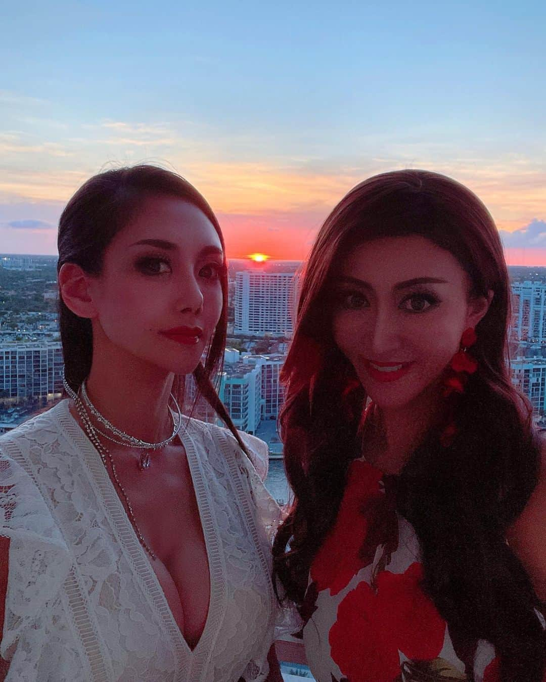 百合華さんのインスタグラム写真 - (百合華Instagram)「#sunsettime 🧡  #sunset  #sunsetgram  #sunsetlovers  #sunsetphotos  #sunsetoftheday  #sunsetbeautyful  #sunsetinthemiami #sunsetofinstagram  #sunsetphotography」8月27日 23時54分 - yurika.lovelily