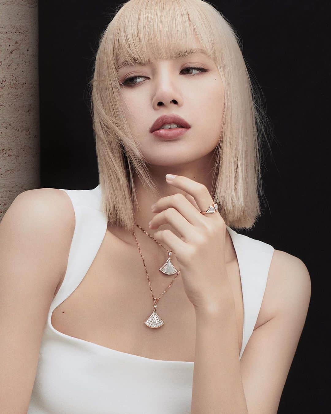 リサさんのインスタグラム写真 - (リサInstagram)「Delicate charm. Channeling the spirit of Italian divas, a pure elegance in two stunning Divas’ Dream necklaces – the essence of Italian beauty. #Bulgari #UnexpectedWonders #BulgariJewelry #DivasDream」8月28日 3時15分 - lalalalisa_m