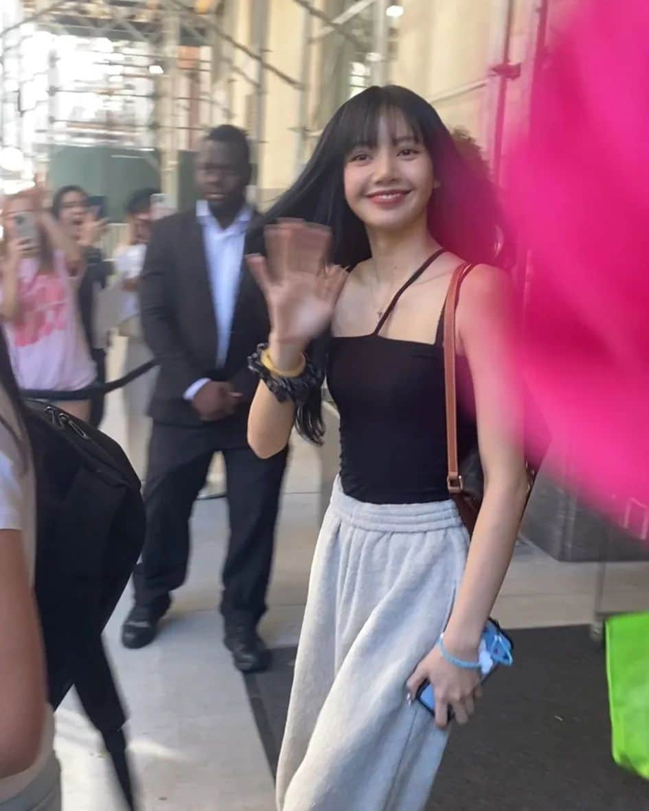 リサさんのインスタグラム写真 - (リサInstagram)「LISA spotted in NYC 🌹 . ctto: . #LISA #LALISA #리사 #블랙핑크 #BLACKPINK #LALISAMANOBAN #LALISAMANOBAL #blackpinklisa #lisablackpink」8月28日 6時22分 - lisa.blackpink