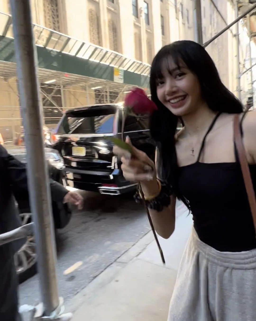 リサさんのインスタグラム写真 - (リサInstagram)「LISA spotted in NYC 🌹 . ctto: . #LISA #LALISA #리사 #블랙핑크 #BLACKPINK #LALISAMANOBAN #LALISAMANOBAL #blackpinklisa #lisablackpink」8月28日 6時22分 - lisa.blackpink