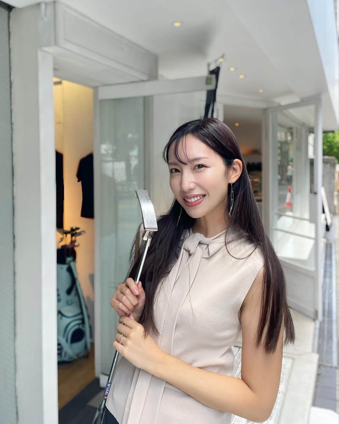 中島亜莉沙さんのインスタグラム写真 - (中島亜莉沙Instagram)「POP UP & EXHIBITOIN 22AW/23SS @docusgolfworld   ゴルフ番組Good Luck でも 着用させて頂いたブランド！  機能性もあってかっこいい デザインのウェアが多かった✨  噂の300万円パターの試打もしました😳 ずっしり詰まっている感じがして 打感が良いだかんな？！？！笑 とても打ちやすかったです✨✨  この日に付けてるピアスは @saki_felice 🤍 髪がストレートの時に合わせると ピアスのワンカールで柔らかい印象に 見せてくれる☺️‼︎  #さんまいめ #由来でもある日本刀 #サムライありさ  #docusgolf #golf #golfwear #sports #coordinate #ootd #outfit #golfswing  #ドューカス #ドューカスゴルフ #パター #家族ゴルフ #夫婦ゴルフ #夫婦生活 #ニューバランスゴルフ #ゴルフ #ゴルフ女子 #スポーツ女子 #ゴルフウェア #スポーツウェア #ゴルフスイング #コーデ紹介 #골프　#골프여자　#尔夫球 #高尔夫」8月28日 8時58分 - arisan_days