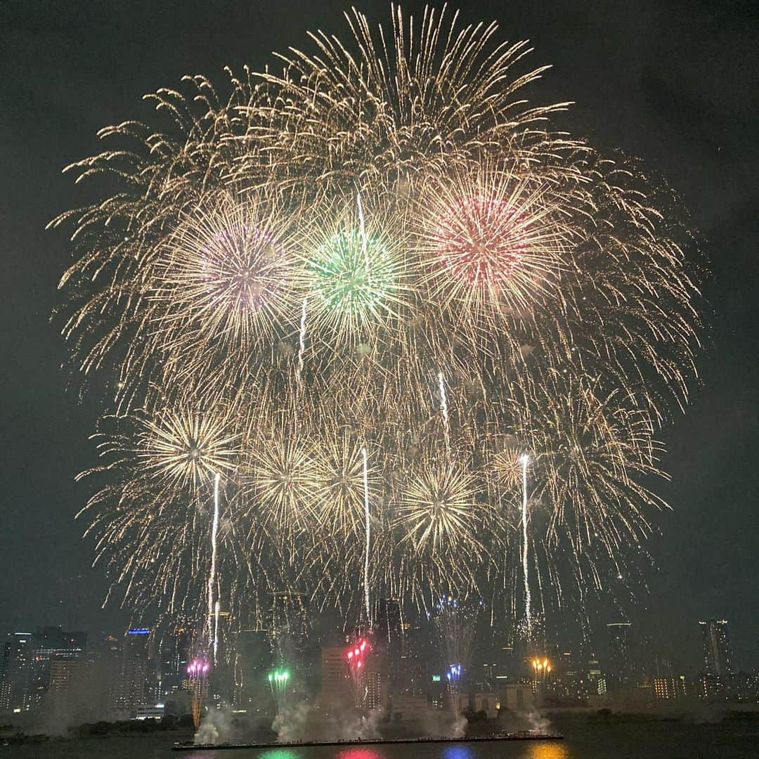 大西宏明さんのインスタグラム写真 - (大西宏明Instagram)「#夏の思い出   3年振りの淀川花火🎇  歳を取ると花火でも泣いてまうし… ベランダで観覧するのでもめっちゃ恐怖…高所恐怖症 年々酷くて💦  雅ジィジ 北村家❗️ 駐車場から最後の風呂まで🛀 いつも有難ーーーう🤗  #淀川花火大会  #トミーズ雅  #雅ジィジ #特等席 ？？ #VIPルーム #花火大会  #たまや #目の前 #大迫力 #感動した  #感謝の気持ち  #最高の仲間  #夏の終わり #素敵な時間  #写真部  #花火🎆  #夏ファッション  #お裾分け #野球好きな人と繋がりたい  #smile #ほなっ！！」8月28日 9時59分 - ohnishi_hiroaki_0428