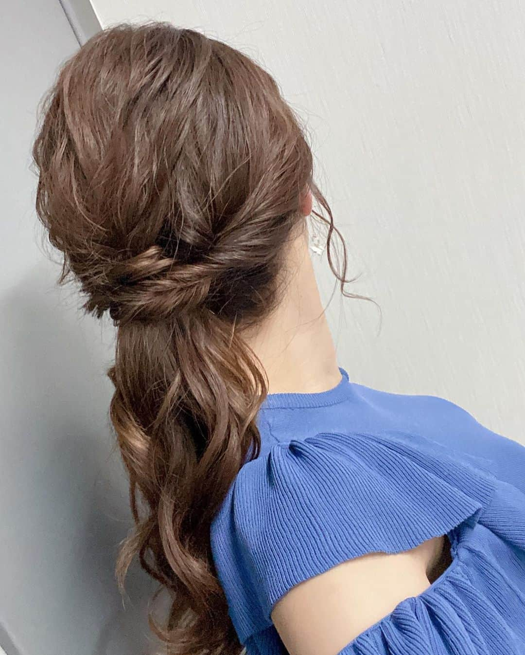 穂川果音さんのインスタグラム写真 - (穂川果音Instagram)「hairstyle  ポニーテールアレンジだよ〜  　#ヘアスタイル　#ヘアアレンジ　#アレンジポニーテール　#ポニーテールアレンジ　#アップスタイル　#hairstyle #hairarrange #イヤリング　#earrings  #ミディアムロング　#夏コーデ　　#8月コーデ　#ロングポニー #お天気キャスターコーデ　#アベプラ　#abema #穂川果音 #低めポニーテール　 #気象予報士　#セントフォース」8月28日 10時53分 - hokawakanonn