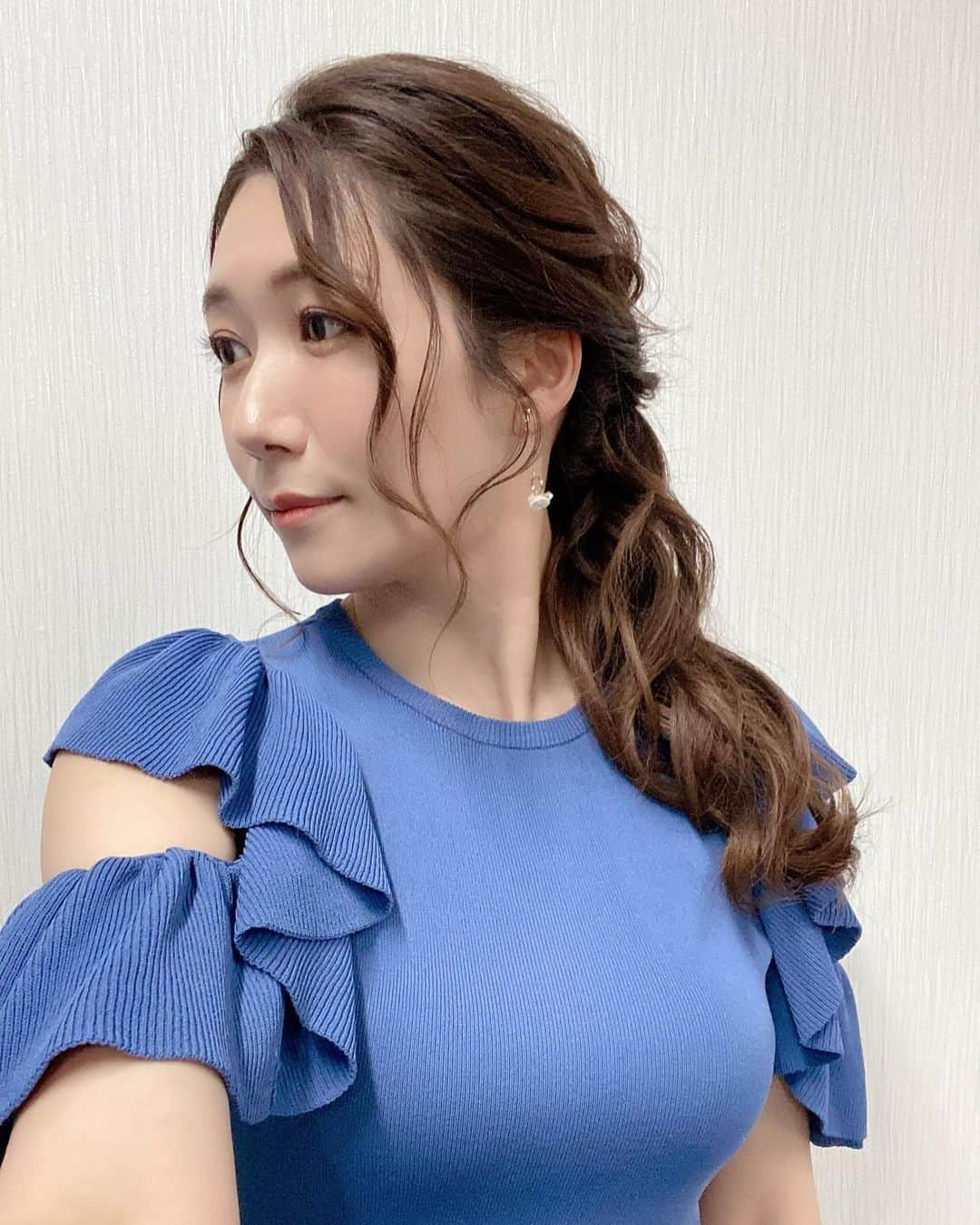 穂川果音さんのインスタグラム写真 - (穂川果音Instagram)「hairstyle  ポニーテールアレンジだよ〜  　#ヘアスタイル　#ヘアアレンジ　#アレンジポニーテール　#ポニーテールアレンジ　#アップスタイル　#hairstyle #hairarrange #イヤリング　#earrings  #ミディアムロング　#夏コーデ　　#8月コーデ　#ロングポニー #お天気キャスターコーデ　#アベプラ　#abema #穂川果音 #低めポニーテール　 #気象予報士　#セントフォース」8月28日 10時53分 - hokawakanonn