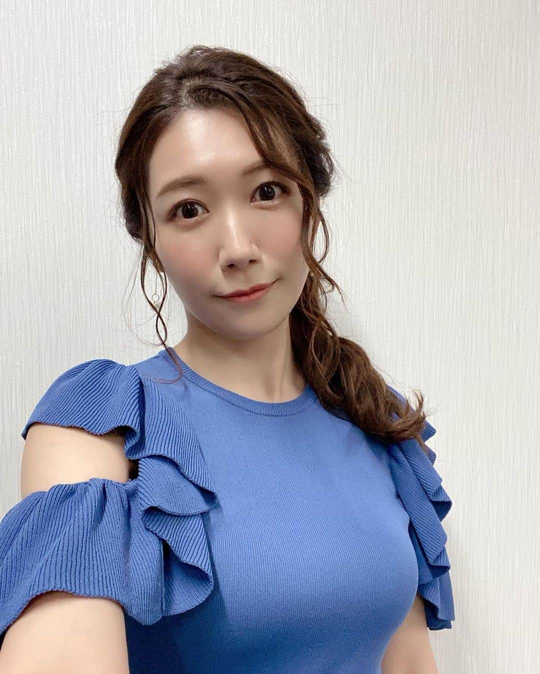 穂川果音さんのインスタグラム写真 - (穂川果音Instagram)「hairstyle  ポニーテールアレンジだよ〜  　#ヘアスタイル　#ヘアアレンジ　#アレンジポニーテール　#ポニーテールアレンジ　#アップスタイル　#hairstyle #hairarrange #イヤリング　#earrings  #ミディアムロング　#夏コーデ　　#8月コーデ　#ロングポニー #お天気キャスターコーデ　#アベプラ　#abema #穂川果音 #低めポニーテール　 #気象予報士　#セントフォース」8月28日 10時53分 - hokawakanonn