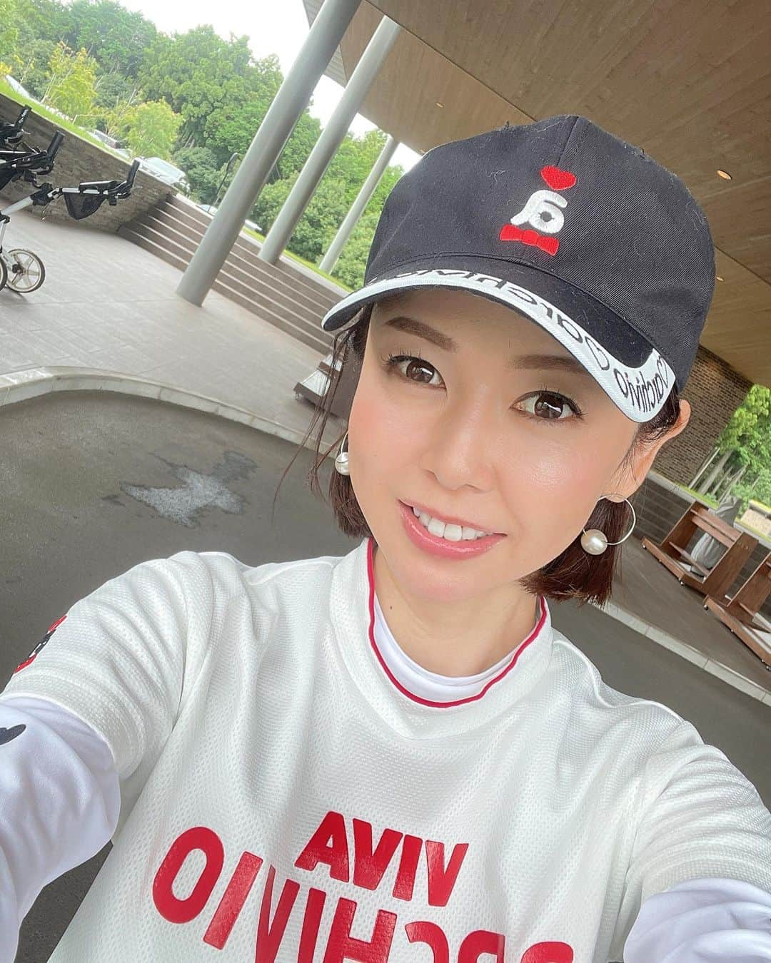 宮崎宣子さんのインスタグラム写真 - (宮崎宣子Instagram)「自己ベスト❣️ 東京クラシック93🙌🙌🙌  めちゃくちゃ嬉しいです😆 良美ちゃんと周れたからかな❤️  良美ちゃんは色々と教えてくれながら回ってるのに、 今回6バーディー❣️❣️❣️  凄すぎる😍⛳️⛳️  めちゃくちゃ楽しかったー❤️  なんとなく分かってきたのは、 私は、カート🛺があればスコアがいいこと。 しかも乗り入れ🤣  要するに体力がないってことですね…😂  でも、93なんてめちゃくちゃ嬉しいです😊いつもクラシックは108とか、よくて101とかだったので、本当に嬉しかったです🙌🙌🙌⛳️  大学院から解放されて、 ゴルフ三昧ですが、 まだまだ楽しみたいと思います❤️⛳️  #自己ベスト #東京クラシック #ゴルフ好き #甲田良美プロ  #6バーディー #カッコいい #楽しいゴルフ #golfwear #archivio #golfclub #callaway  #rogue  #golflife」8月28日 11時33分 - miyazaki_nobuko