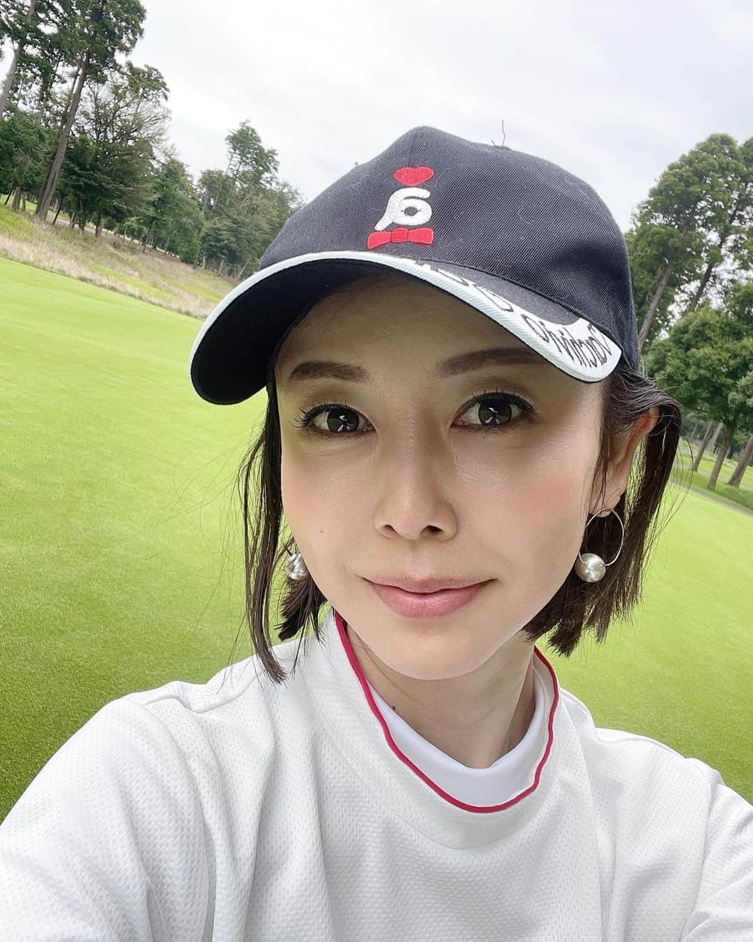 宮崎宣子さんのインスタグラム写真 - (宮崎宣子Instagram)「自己ベスト❣️ 東京クラシック93🙌🙌🙌  めちゃくちゃ嬉しいです😆 良美ちゃんと周れたからかな❤️  良美ちゃんは色々と教えてくれながら回ってるのに、 今回6バーディー❣️❣️❣️  凄すぎる😍⛳️⛳️  めちゃくちゃ楽しかったー❤️  なんとなく分かってきたのは、 私は、カート🛺があればスコアがいいこと。 しかも乗り入れ🤣  要するに体力がないってことですね…😂  でも、93なんてめちゃくちゃ嬉しいです😊いつもクラシックは108とか、よくて101とかだったので、本当に嬉しかったです🙌🙌🙌⛳️  大学院から解放されて、 ゴルフ三昧ですが、 まだまだ楽しみたいと思います❤️⛳️  #自己ベスト #東京クラシック #ゴルフ好き #甲田良美プロ  #6バーディー #カッコいい #楽しいゴルフ #golfwear #archivio #golfclub #callaway  #rogue  #golflife」8月28日 11時33分 - miyazaki_nobuko