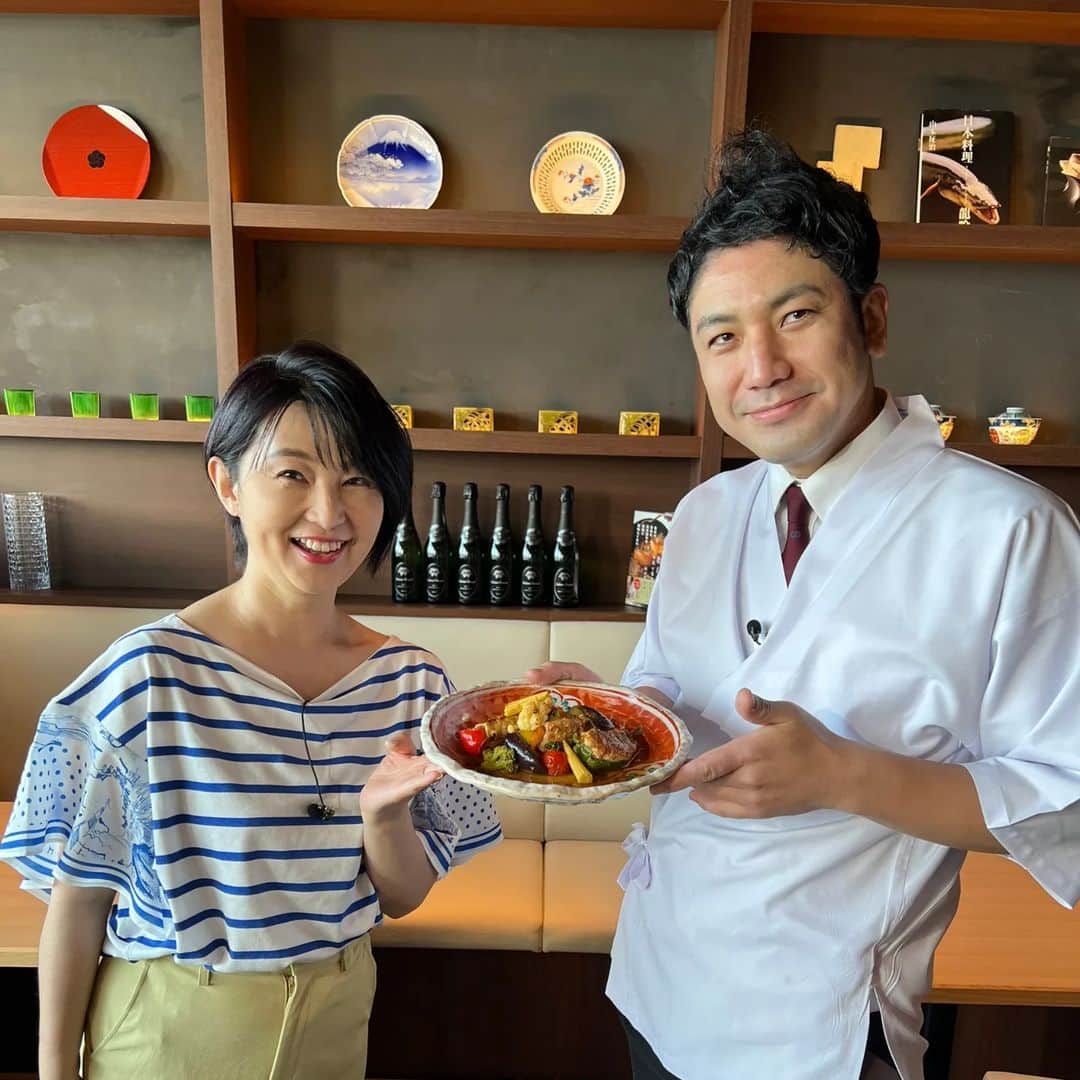 小島奈津子さんのインスタグラム写真 - (小島奈津子Instagram)「2022.8.28 #BSTBS　#噂の東京マガジン 8/21㈰の#やってtry は　 #ピーマン肉詰め　でした · 和風だしベースの(軽い)カレー風味のあんがかかっています。 ポン酢やケチャップで食べるいつものピーマン肉詰めとは違って、 あんがかかると、ご馳走肉詰めになります！お弁当にもサイコー！ パプリカを小ぶりに切った肉詰めも、 カラフルで、パプリカの甘みを存分に感じられて美味💛 皆さんにもパプリカ詰め、是非お試しいただきたいです。 詳しい作り方は　@uwasano_bstbs　で！ . #今日はなにかな？ #お料理真 #コレットマーレ #横浜グルメ#横浜和食#みなとみらいグルメ#桜木町グルメ #関斉寛　さん」8月28日 12時07分 - kojimanatsuko_official