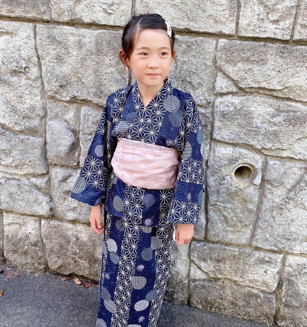 *yoko*さんのインスタグラム写真 - (*yoko*Instagram)「* 2022.8  心乃が選んだ今年の浴衣👘 キラキラのイヤリングもつけて♡ なかなか似合ってるやん  #浴衣#8」8月28日 14時49分 - yococono