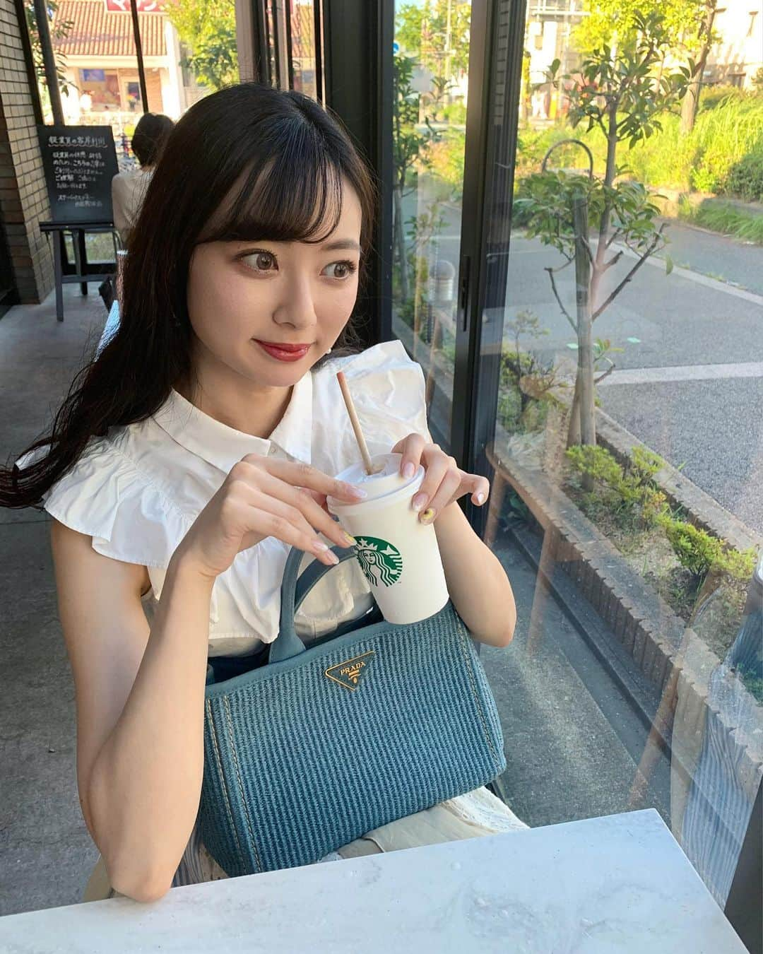 川村まりさんのインスタグラム写真 - (川村まりInstagram)「小指立ってた。笑  #西宮カフェ#スターバックス#スタバ#西宮スタバ#白ブラウス#夏コーデ」8月28日 17時22分 - marimari725