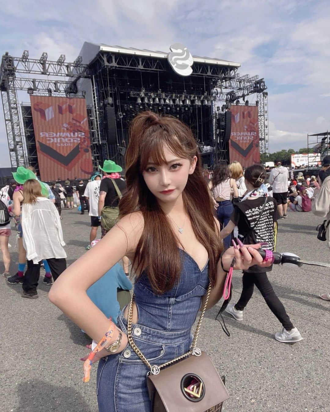 美女美容事情さんのインスタグラム写真 - (美女美容事情Instagram)「《フェス×美女☀️💖》⁠ *⠀⠀⠀⠀⠀⠀⁠⠀⁠⠀⁠⠀⁠⠀⁠ 今回ご紹介させて頂きますのは!!👀❤️⁠⠀⁠⠀⁠⠀⁠⠀⁠ MIKUさん<@watashimikudesu> の素敵なお写真📸⠀⁠⠀⁠⠀⁠ *⠀⁠ 圧巻のスタイルで羨ましいですね☺️💓 髪型も可愛くてライブに集中できないですね❣️✨⠀⠀⠀⁠⠀⁠ *⠀⁠⠀⁠⠀⁠⠀ MIKUさん<@watashimikudesu> 素敵な投稿をありがとうございました☺️📸✨⠀⁠ MIKUさんのアカウントには他にも素晴らしい投稿が沢山ありますので是非覗いてみてくださいね💁‍♀️💙⁠ ⁠ ⠀⠀⁠⠀⁠⠀⁠⠀⁠ △▼△▼△▼△▼△▼△▼△▼△▼△▼ ⁠⠀⁠⠀⁠⠀⁠ ❤️🧡💛「ビジョビ (美女美容事情)」💚💙💜⠀⠀⠀⠀⠀⠀⠀⠀⠀⠀⠀⠀⠀⠀⁠⠀⁠⠀⁠⠀⁠⠀⁠⠀⁠ 👇掲載ご希望の方は👇⠀⠀⠀⠀⠀⠀⠀⠀⠀⠀⠀⠀⠀⠀⠀⁠⠀⁠⠀⁠⠀⁠⠀⁠⠀⁠ @b_b_j.jタグ付けと🖤 #ビジョビ ⁠⠀⁠ 🖤タグ付けお願いします⠀⠀⠀⠀⠀⠀⠀⠀⠀⠀⠀⠀⠀⠀⠀⁠⠀⁠⠀⁠⠀⁠⠀⁠⠀⁠ △▼△▼△▼△▼△▼△▼△▼△▼△▼ ⁠⠀⁠ #美女#美人#夏コーデ#サマソニ #お洒落#スタイル抜群#フェス #インスタ美人#インスタ美女」8月28日 17時38分 - b_b_j.j