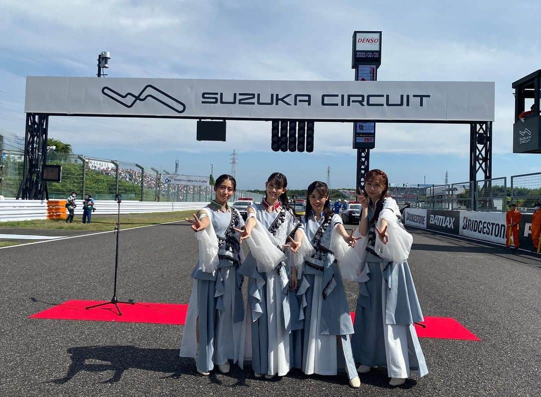 秋本帆華さんのインスタグラム写真 - (秋本帆華Instagram)「. 2022 AUTOBACS SUPER GT Round５FUJIMAKI GROUP SUZUKA GT 450KM RACE  決勝レース直前の国歌独唱を務めさせていただきました✨  今回で３度目になる国歌独唱。 緊張感ある中でしたが、今までで1番！ リラックスして歌うことができました☺️  いつも#シャチラジ でお世話になってるマッキー✨ 今回も素敵な経験をありがとうございました🥹  GT500 TEAM Red Bull MUGEN 笹原右京選手、大湯都史樹選手 本番前にお話できてレースを見るのが更に楽しくなりました🏎  最後に！CMで私のお父さん役のアキラ100%さん♪ モニターにCM沢山流れてました〜！ 親子ショット💓  #SUPERGT #鈴鹿サーキット #fujimakigroup #SUPERGT2022 #SUPERG鈴鹿」8月28日 17時42分 - honoka_akimoto_official