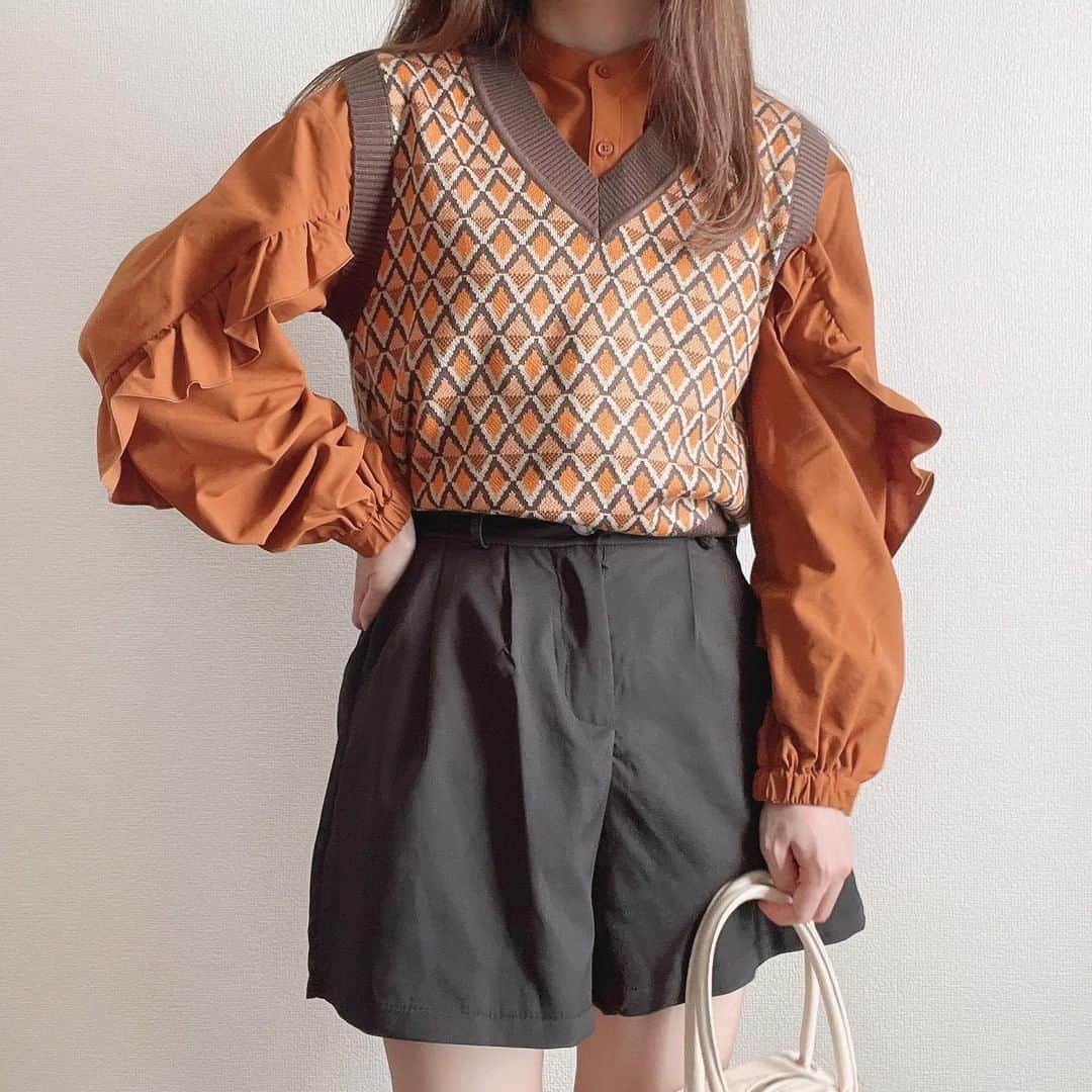 R i R y (リリー)さんのインスタグラム写真 - (R i R y (リリー)Instagram)「『#GU の秋先取りコーデ✨』　　  GUの服で作る秋コーデをご紹介✨ ぜひ参考にしてみてね🍁  by @_pale_be  ✴︎---------------✴︎---------------✴︎  ▶▶掲載する写真を募集中📸 カワイイ写真が撮れたら、@velle.jp をタグ付けするか、ハッシュタグ #velle_jp をつけて投稿してみてね♪  velle編集部と一緒にカワイイで溢れるvelleを創っていこう😚🤍  ✴︎---------------✴︎---------------✴︎  #プチプラファッション #デニムコーデ #低身長コーデ #guコーデ #着回しコーデ #gu購入品 #ジーユー #購入品紹介 #細見え　#プチプラコーデ #低身長 #低身長コーデ #低身長ファッション #ゆるコーデ #秋コーデ #カーディガンコーデ #カーディガン #オーバーサイズ #プチプラコーデ #プチプラ #gu #guコーデ #gu新作 #韓国コーデ #ラッフルスリーブブラウス #ジャガードベスト」8月28日 18時00分 - velle.jp