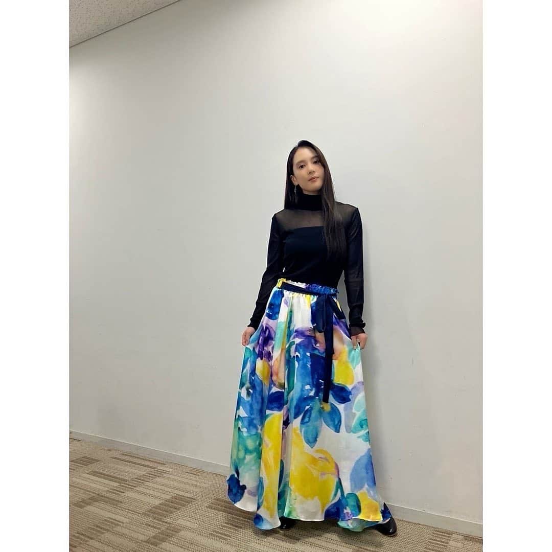 山本千尋さんのインスタグラム写真 - (山本千尋Instagram)「明日8月29日(月)8:00〜放送の 日本テレビ『スッキリ』さん「BUZZ-P」コーナーにて特集をして頂きます。 森アナウンサーが剣術を頑張って下さりました！終始とても楽しい時間を過ごさせて頂きました☺️是非ご覧下さい。 (※生放送のため変更の可能性があります)  そして本日20時から放送の NHK大河ドラマ『鎌倉殿の13人』是非…絶対観て下さい…！  1.3枚目衣装 skirt：@houseoflotus_official accessory：@la_chiave_jewelry  2.4枚目衣装 tops：@houseoflotus_official pants：@sara_mallika accessory：#donatellapellini  #スッキリ #森圭介 アナウンサー #スタッフの皆様 #ありがとうございました  #今夜 #鎌倉殿の13人  #観てね」8月28日 18時21分 - chihirooyamamotoo