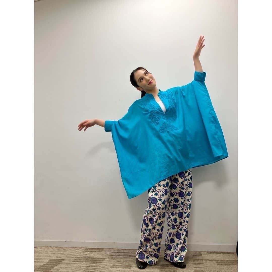 山本千尋さんのインスタグラム写真 - (山本千尋Instagram)「明日8月29日(月)8:00〜放送の 日本テレビ『スッキリ』さん「BUZZ-P」コーナーにて特集をして頂きます。 森アナウンサーが剣術を頑張って下さりました！終始とても楽しい時間を過ごさせて頂きました☺️是非ご覧下さい。 (※生放送のため変更の可能性があります)  そして本日20時から放送の NHK大河ドラマ『鎌倉殿の13人』是非…絶対観て下さい…！  1.3枚目衣装 skirt：@houseoflotus_official accessory：@la_chiave_jewelry  2.4枚目衣装 tops：@houseoflotus_official pants：@sara_mallika accessory：#donatellapellini  #スッキリ #森圭介 アナウンサー #スタッフの皆様 #ありがとうございました  #今夜 #鎌倉殿の13人  #観てね」8月28日 18時21分 - chihirooyamamotoo
