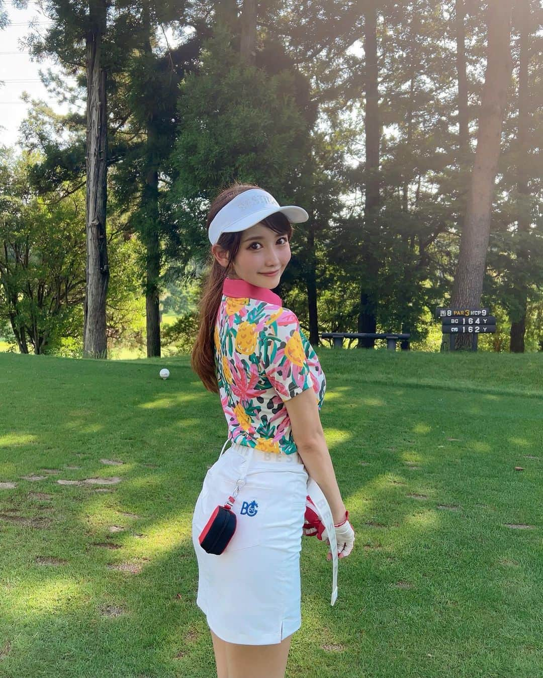 MAYUさんのインスタグラム写真 - (MAYUInstagram)「. やっほー🍍💕 昨日のゴルフ暑かったぁ⛳️☀️☀️ . スコアは ⚪️45.39-84でした⛳️ 後半なんとか巻き返せてよかった〜🤣✊ 後半は最終ホール残して1オーバーできてたから、バーディとればパープレイだ！！ って意気込んでたら力入りまくりで最後の最後にダボってしまったよ、、😂 . ウェアは @bestitagolf 💛 トロピカルな柄が派手カワ🍍💕 スカートのお尻についてるロゴもかわいいっ😎 . . #ゴルフ女子#ゴルフ#ゴルフウェア#ゴルフコーデ#ゴルフ好き#本千葉カントリークラブ#golf#golfswing#golflife#golfstagram#golfcourse#golfaddict#golfclub#golfday#golfislife#bestitagolf#japan#japanesegirl」8月28日 18時38分 - mayu.kina_golf