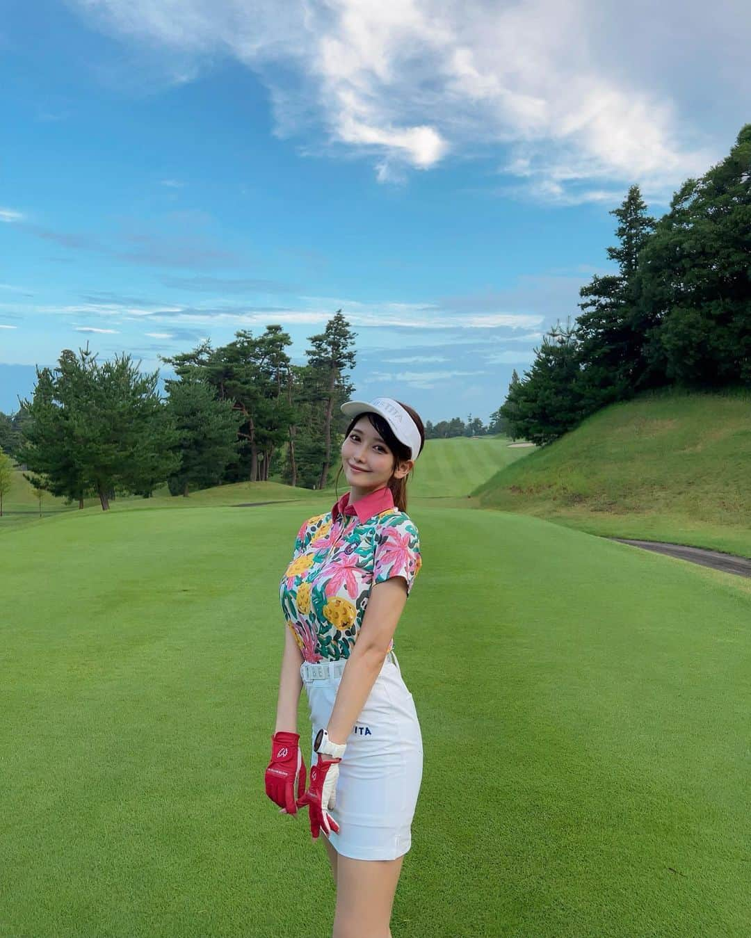 MAYUさんのインスタグラム写真 - (MAYUInstagram)「. やっほー🍍💕 昨日のゴルフ暑かったぁ⛳️☀️☀️ . スコアは ⚪️45.39-84でした⛳️ 後半なんとか巻き返せてよかった〜🤣✊ 後半は最終ホール残して1オーバーできてたから、バーディとればパープレイだ！！ って意気込んでたら力入りまくりで最後の最後にダボってしまったよ、、😂 . ウェアは @bestitagolf 💛 トロピカルな柄が派手カワ🍍💕 スカートのお尻についてるロゴもかわいいっ😎 . . #ゴルフ女子#ゴルフ#ゴルフウェア#ゴルフコーデ#ゴルフ好き#本千葉カントリークラブ#golf#golfswing#golflife#golfstagram#golfcourse#golfaddict#golfclub#golfday#golfislife#bestitagolf#japan#japanesegirl」8月28日 18時38分 - mayu.kina_golf