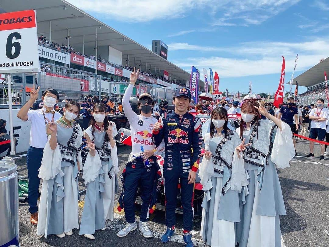 坂本遥奈さんのインスタグラム写真 - (坂本遥奈Instagram)「2022 AUTOBACS SUPER GT Round５FUJIMAKI GROUP SUZUKA GT 450KM RACE  決勝レースにてTEAMSHACHIが 国歌独唱を務めさせていただきました💫  直前のレッドカーペットに立った瞬間にくる あのドキドキ感はやっぱり慣れないなぁ〜  本当に素敵な経験を マッキーありがとうございました！  マッキーにはいつもお世話になっていて、 マッキーファミリーとも仲良くさせてもらってるの…♪  fujimaki groupの社員の皆さんも 暖かくてとても素敵な方々ばかり☺️ みなさんと出会えて本当に嬉しいです♪  駆けつけて応援してくれたタフ民も ありがとうねー！  そして、決勝レース！！！！  音の凄さと生で見る速さの迫力は やっぱりすごいし、タイヤ交換の時の速さや、 チーム一丸となって試合に挑んでいる姿が とってもかっこよかったです🏎♡  マッキー、笹原右京選手、大湯都史樹選手 アキラ100%さん お写真ありがとうございました♡  #fujimakigroup #TEAMSHACHI #SUPERGT #鈴鹿サーキット #SUPERGT2022 #SUPERGT鈴鹿 #笹原右京 選手#大湯都史樹選手#アキラ100% さん」8月28日 19時25分 - haruna_sakamoto_official