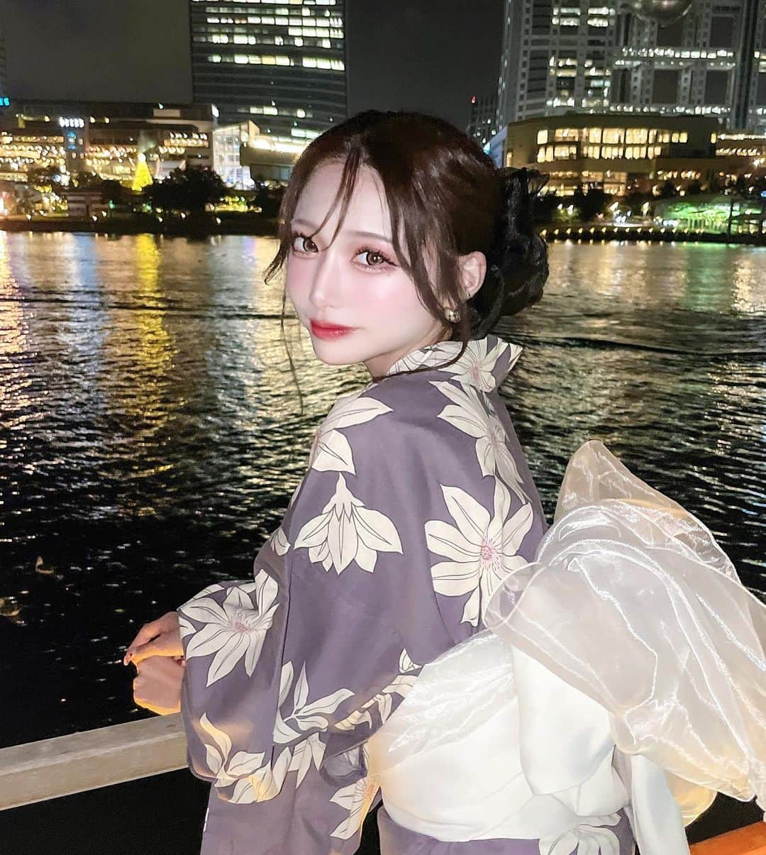 あやちゃんさんのインスタグラム写真 - (あやちゃんInstagram)「屋形船🚢🖤🌙.*·̩͙  浴衣もヘアアレンジも大人ぽくした🤍どうかしら？ シュシュは #grl のだよ♡これでまとめるだけで可愛くなった🖤🖤  浴衣は @dress_sugar のだよ✨ めちゃくちゃ可愛くて大正解👘 ハロウィンコスプレのモデルもさせてもらってるからチェックしてね😘  #浴衣 #浴衣ヘアアレンジ #浴衣ヘア #浴衣女子 #浴衣アレンジ #浴衣コーデ #浴衣ヘアセット #大人コーデ #屋形船 #夏コーデ #大人浴衣 #ヘアアレンジ #ヘアメイク #グレイル #ビッグシュシュ」8月28日 19時30分 - aya.you.love.r