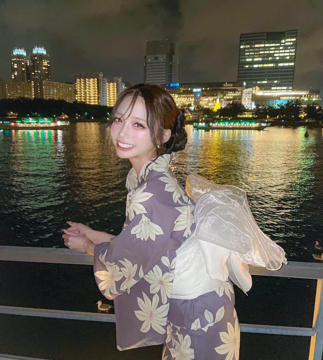 あやちゃんさんのインスタグラム写真 - (あやちゃんInstagram)「屋形船🚢🖤🌙.*·̩͙  浴衣もヘアアレンジも大人ぽくした🤍どうかしら？ シュシュは #grl のだよ♡これでまとめるだけで可愛くなった🖤🖤  浴衣は @dress_sugar のだよ✨ めちゃくちゃ可愛くて大正解👘 ハロウィンコスプレのモデルもさせてもらってるからチェックしてね😘  #浴衣 #浴衣ヘアアレンジ #浴衣ヘア #浴衣女子 #浴衣アレンジ #浴衣コーデ #浴衣ヘアセット #大人コーデ #屋形船 #夏コーデ #大人浴衣 #ヘアアレンジ #ヘアメイク #グレイル #ビッグシュシュ」8月28日 19時30分 - aya.you.love.r