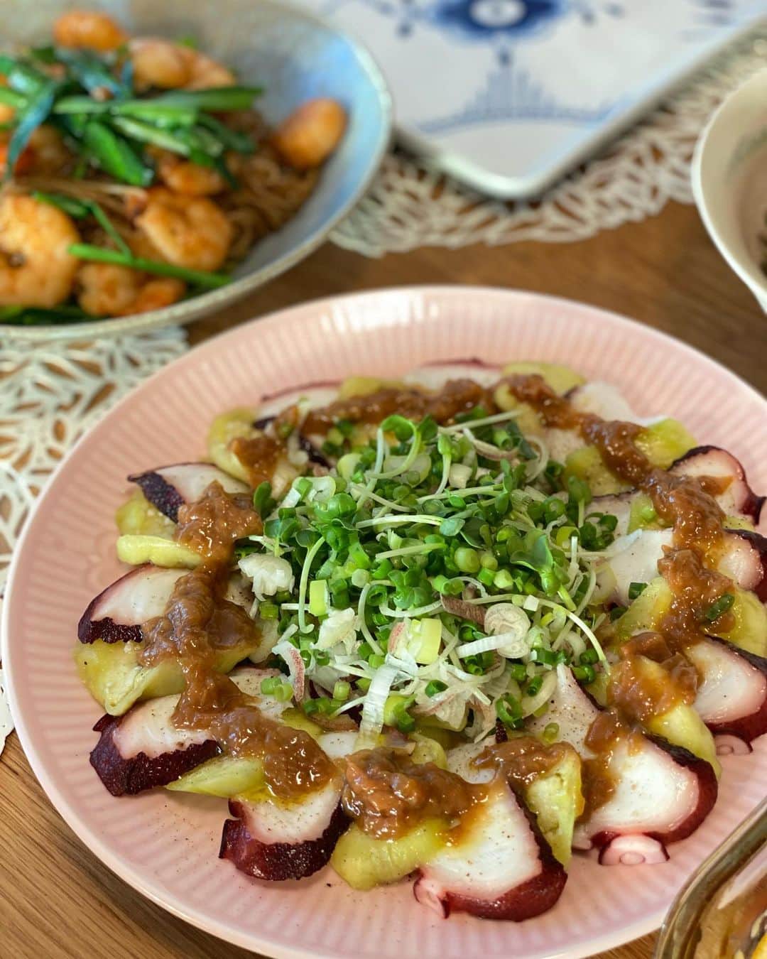 竹内渉さんのインスタグラム写真 - (竹内渉Instagram)「ストーリーで好評だったのでこちらでも😊🍳とある日のあゆむめし🥰 この日は4人で食べたのでこれプラス炊き込みご飯を作りました🥺✨簡単に作れるものばかりですが、1人で買い出しをしてる時から楽しみでしかたなく、お料理欲が満たされたっ😍❗️ まだまだ集め途中ですが、食器もほめていただいて嬉しいです😆 お友達たちもあゆむめし食べたい‼️って連絡くれたり、やる気出ます😍 もっと自信もって出せるお料理を増やしていきたいっ🤤❤️‍🔥 #あゆむめし」8月28日 20時19分 - ayumu_takeuchi