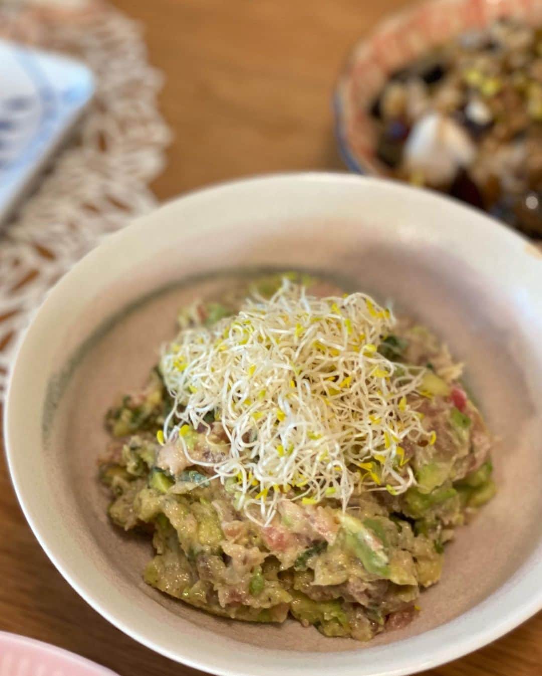 竹内渉さんのインスタグラム写真 - (竹内渉Instagram)「ストーリーで好評だったのでこちらでも😊🍳とある日のあゆむめし🥰 この日は4人で食べたのでこれプラス炊き込みご飯を作りました🥺✨簡単に作れるものばかりですが、1人で買い出しをしてる時から楽しみでしかたなく、お料理欲が満たされたっ😍❗️ まだまだ集め途中ですが、食器もほめていただいて嬉しいです😆 お友達たちもあゆむめし食べたい‼️って連絡くれたり、やる気出ます😍 もっと自信もって出せるお料理を増やしていきたいっ🤤❤️‍🔥 #あゆむめし」8月28日 20時19分 - ayumu_takeuchi