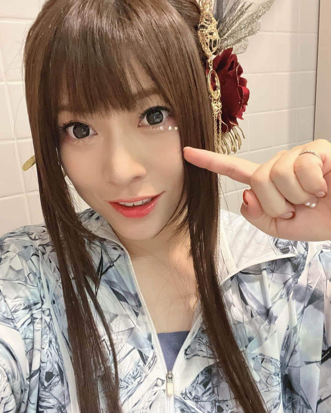 鈴華ゆう子さんのインスタグラム写真 - (鈴華ゆう子Instagram)「和楽器バンド全国ツアー2days終えました！千葉のみんなありがとう！ ゲネプロから通算すると3days！しっかりケアして、栄養とって、よく寝ようと思います。 来週からは久々の飛行機も！✈️ 旅は始まったばかりっ！꒰๑•௰•๑꒱ ボカロ三昧2を全曲やるなんて、今回しか絶対ないだろから、見逃さないでねー！ライブは生き物。 今は今しかないのでよろしくお願いします。 次は、四国は松山！9/4待っててー！ 四国のみんな会いに来てね。  #和楽器バンド  #鈴華ゆう子  #ボカロ三昧2  #ボカロ三昧2大演奏会」8月28日 20時25分 - yuko.suzuhana